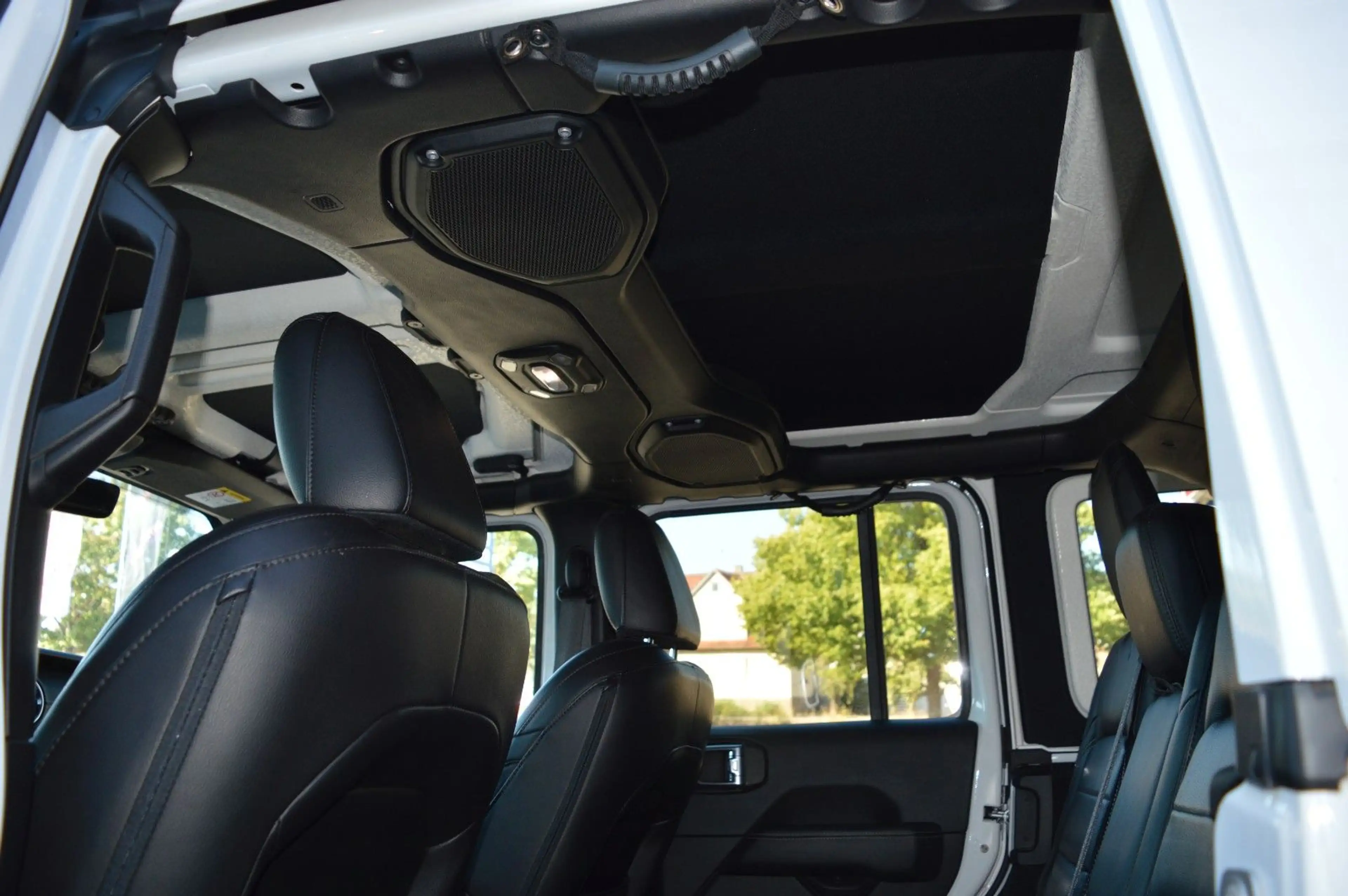 Jeep Wrangler / Wrangler Unlimited Sahara — photo 15