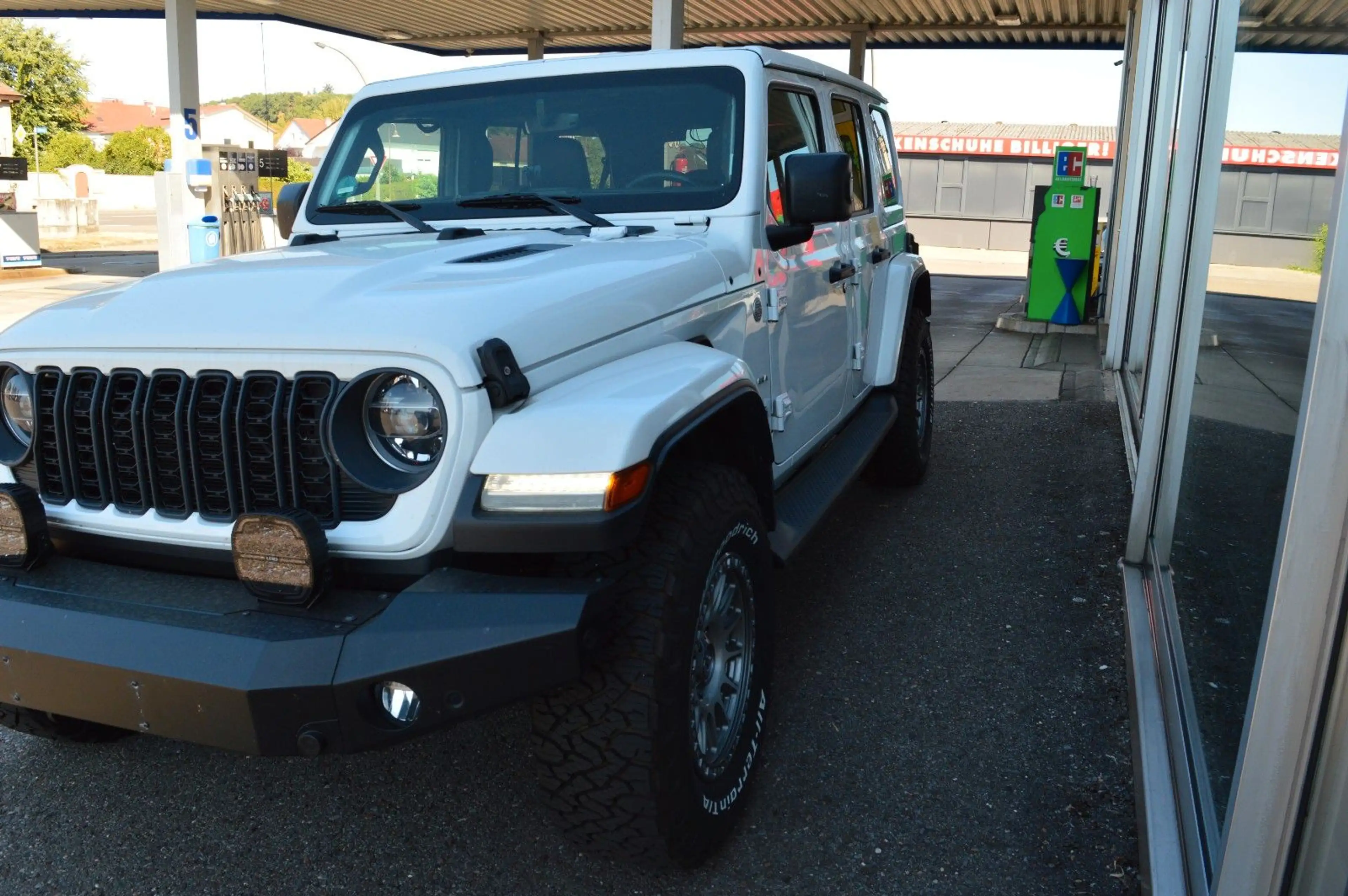 Jeep Wrangler / Wrangler Unlimited Sahara — photo 14