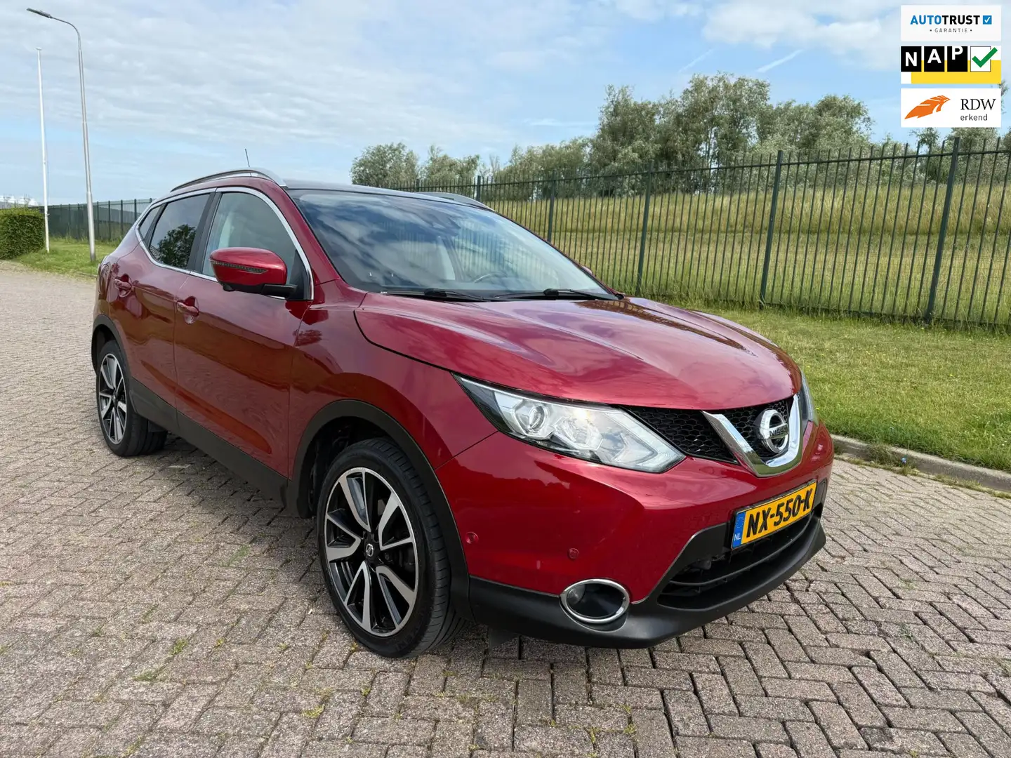 Nissan Qashqai 1.2 Tekna Rood - 1