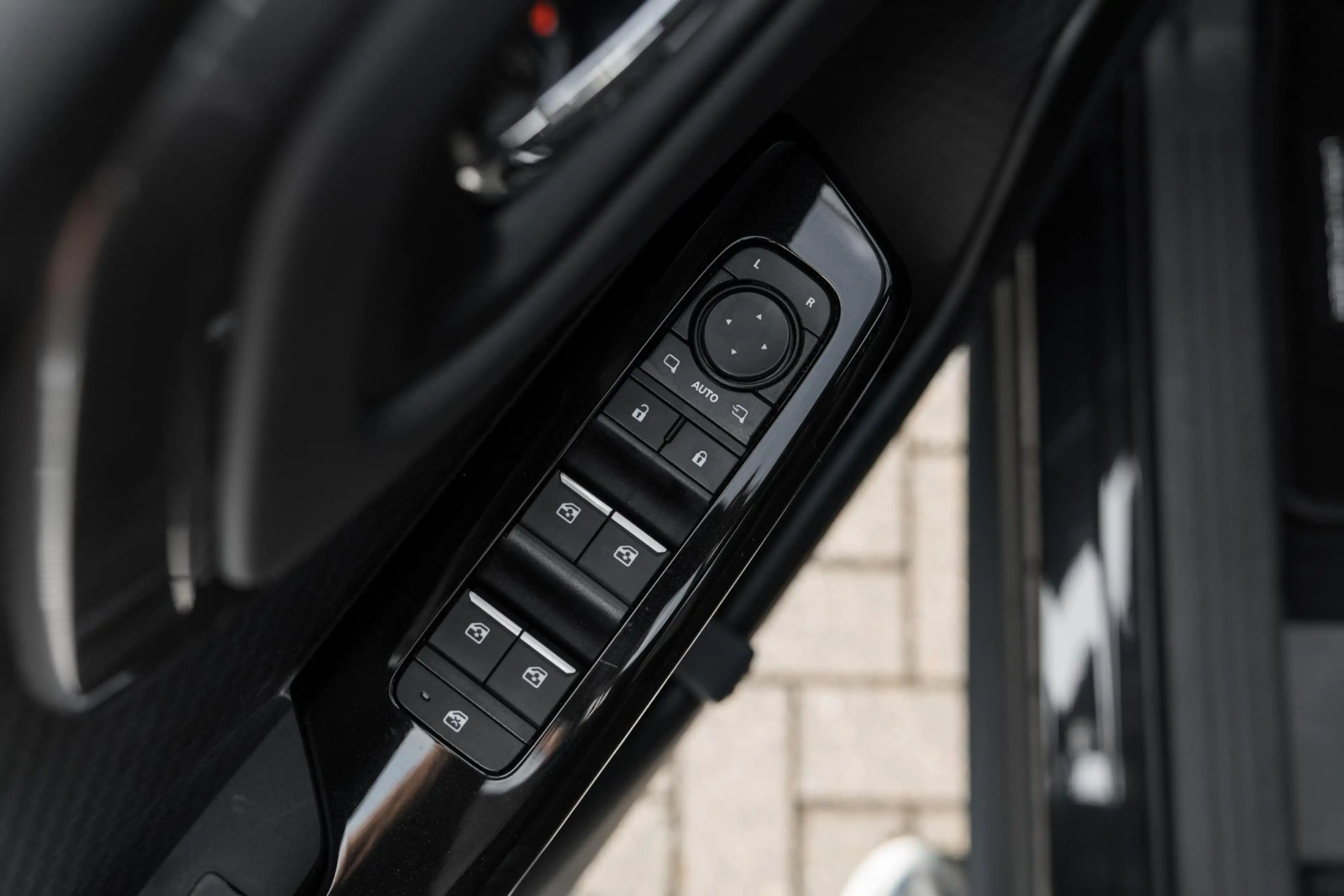 Toyota Urban Cruiser Dynamic 61 kWh — photo 32