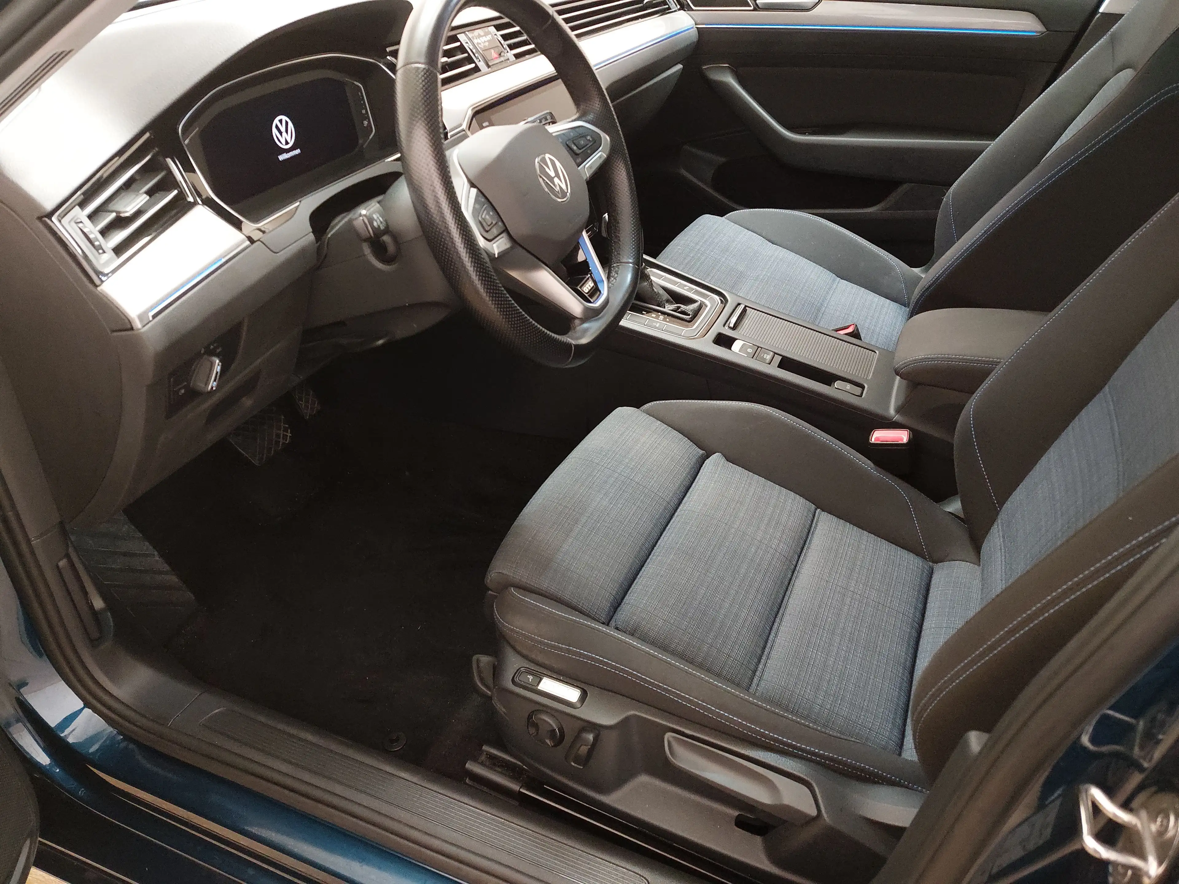Volkswagen Passat Variant GTE 1.4 TSI Navi LED DC Pano AHK — photo 6
