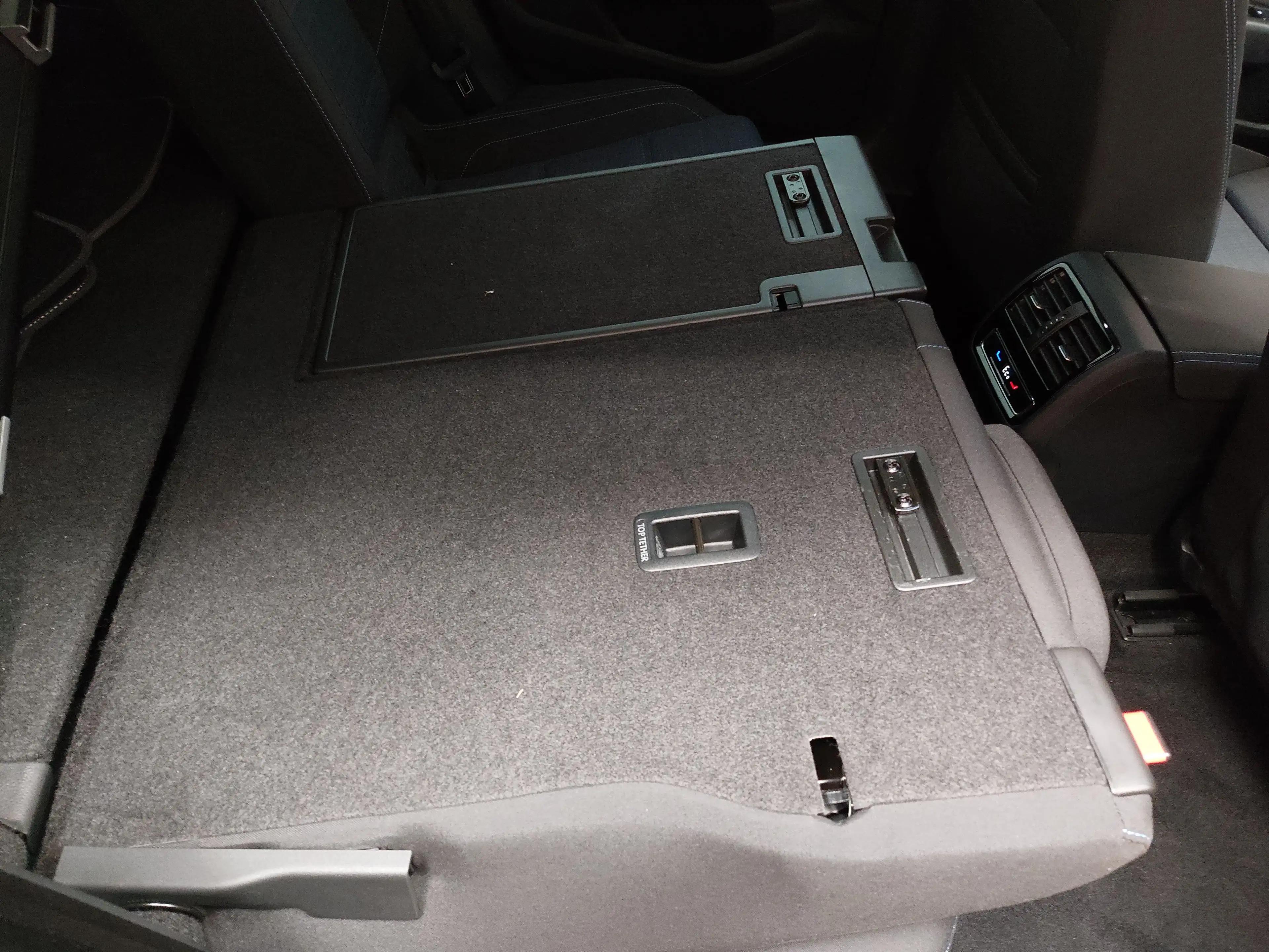 Volkswagen Passat Variant GTE 1.4 TSI Navi LED DC Pano AHK — photo 11