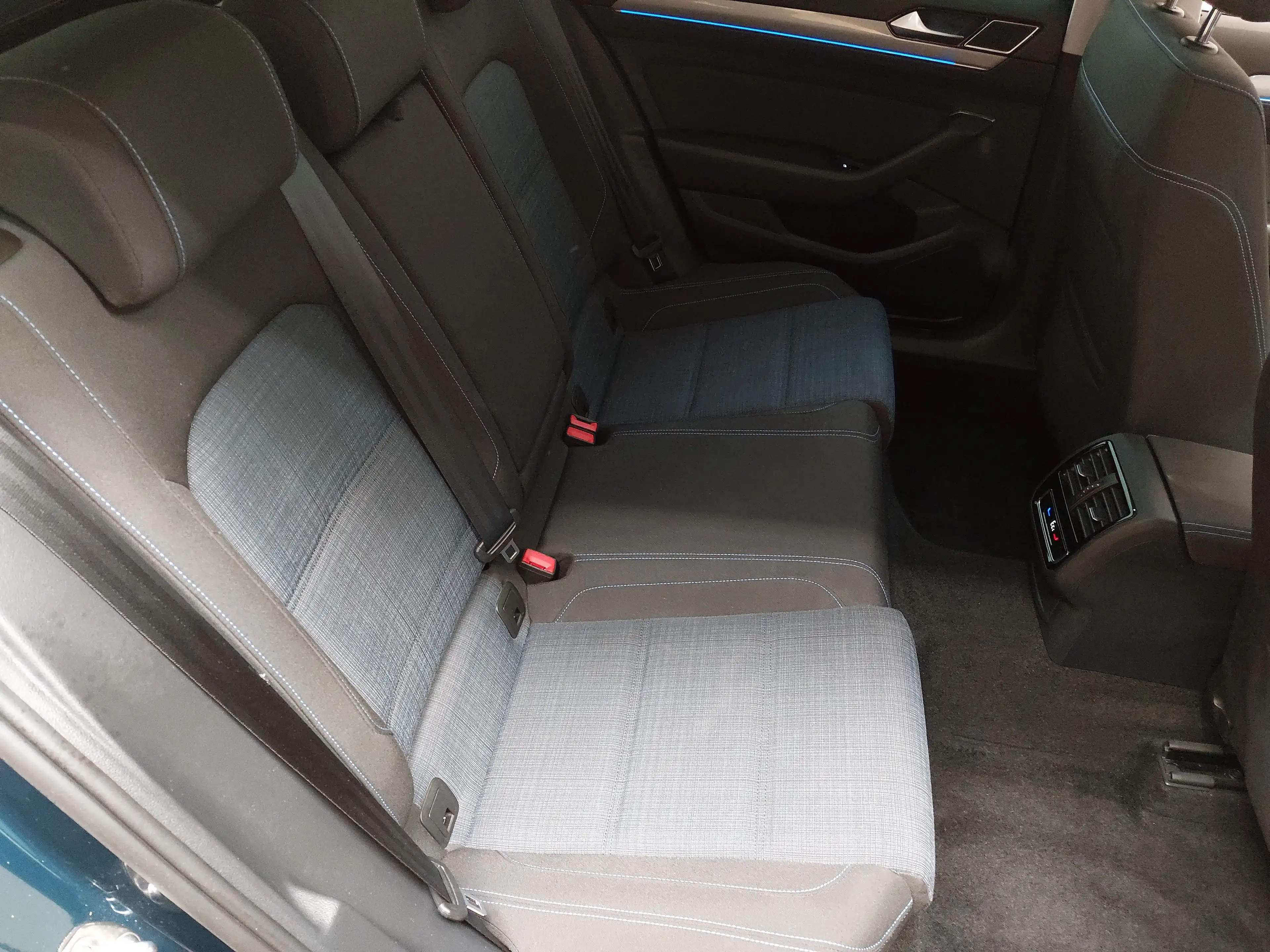 Volkswagen Passat Variant GTE 1.4 TSI Navi LED DC Pano AHK — photo 12