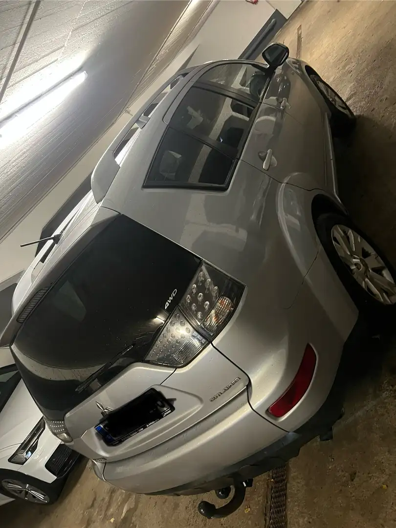 Mitsubishi Outlander 2.4 Instyle Grau - 2