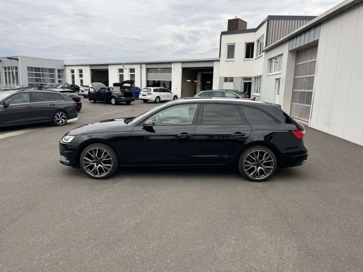 Audi A4 Avant 35 2.0 TDI S tronic Blackline 188€ m. 20% Negro - 2