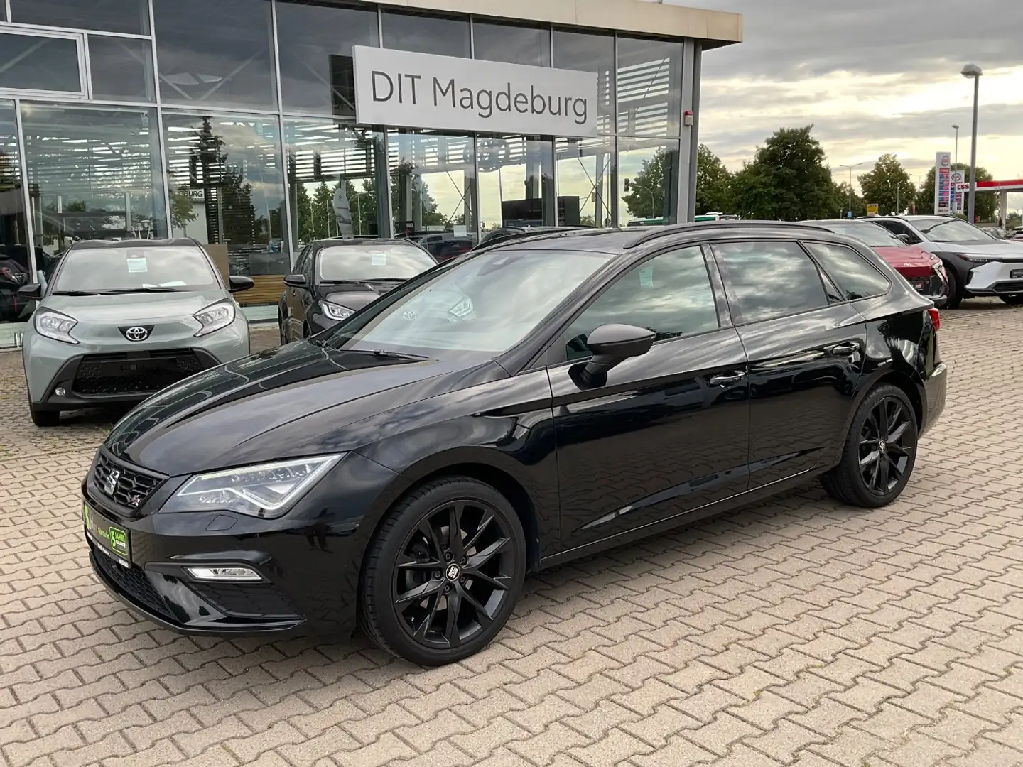 SEAT Leon 1.5 TGI ST FR Black Matt Edition Panorama Noir - 2