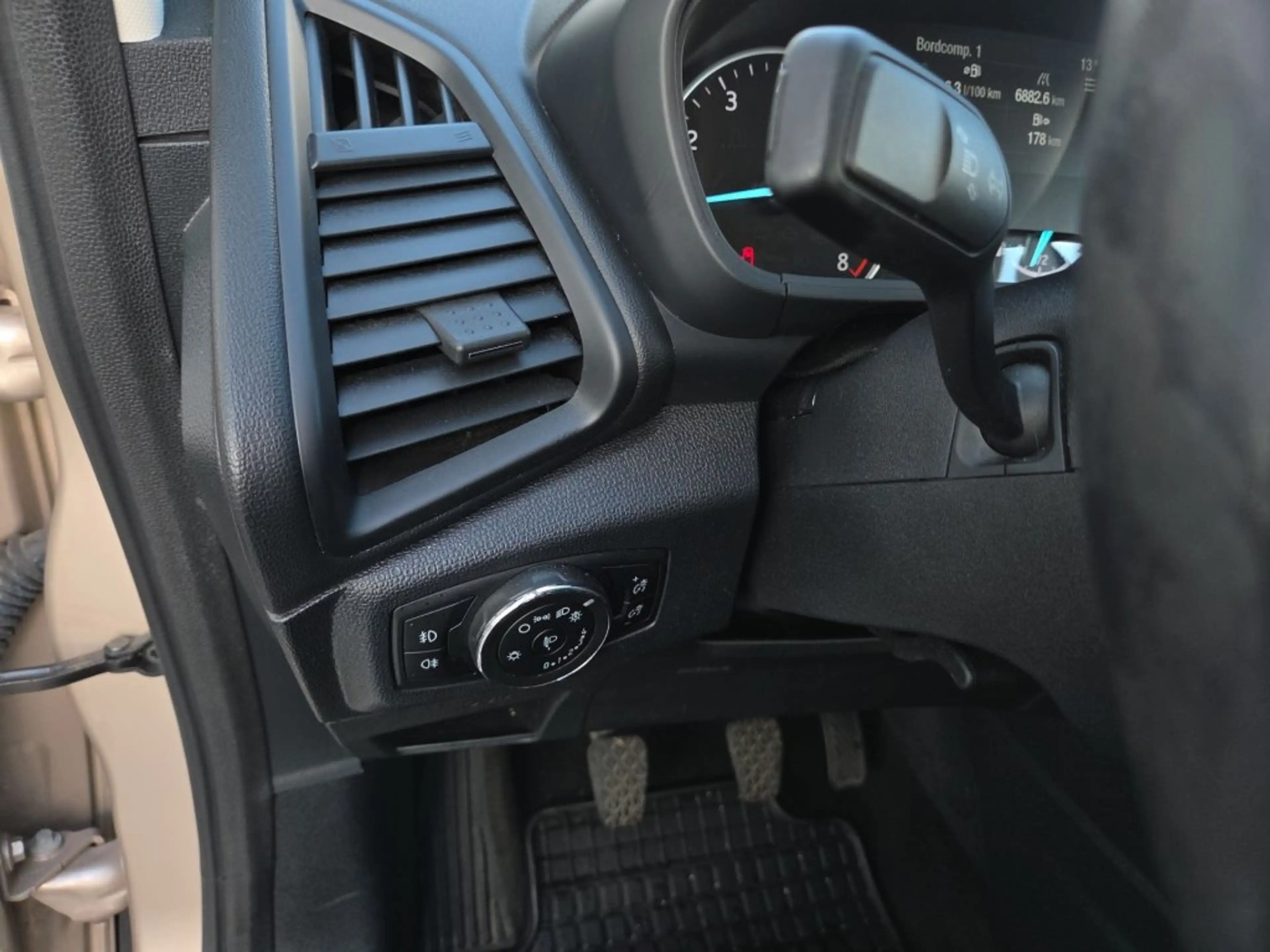 Ford EcoSport 1,0 EcoBoost Titanium — photo 15