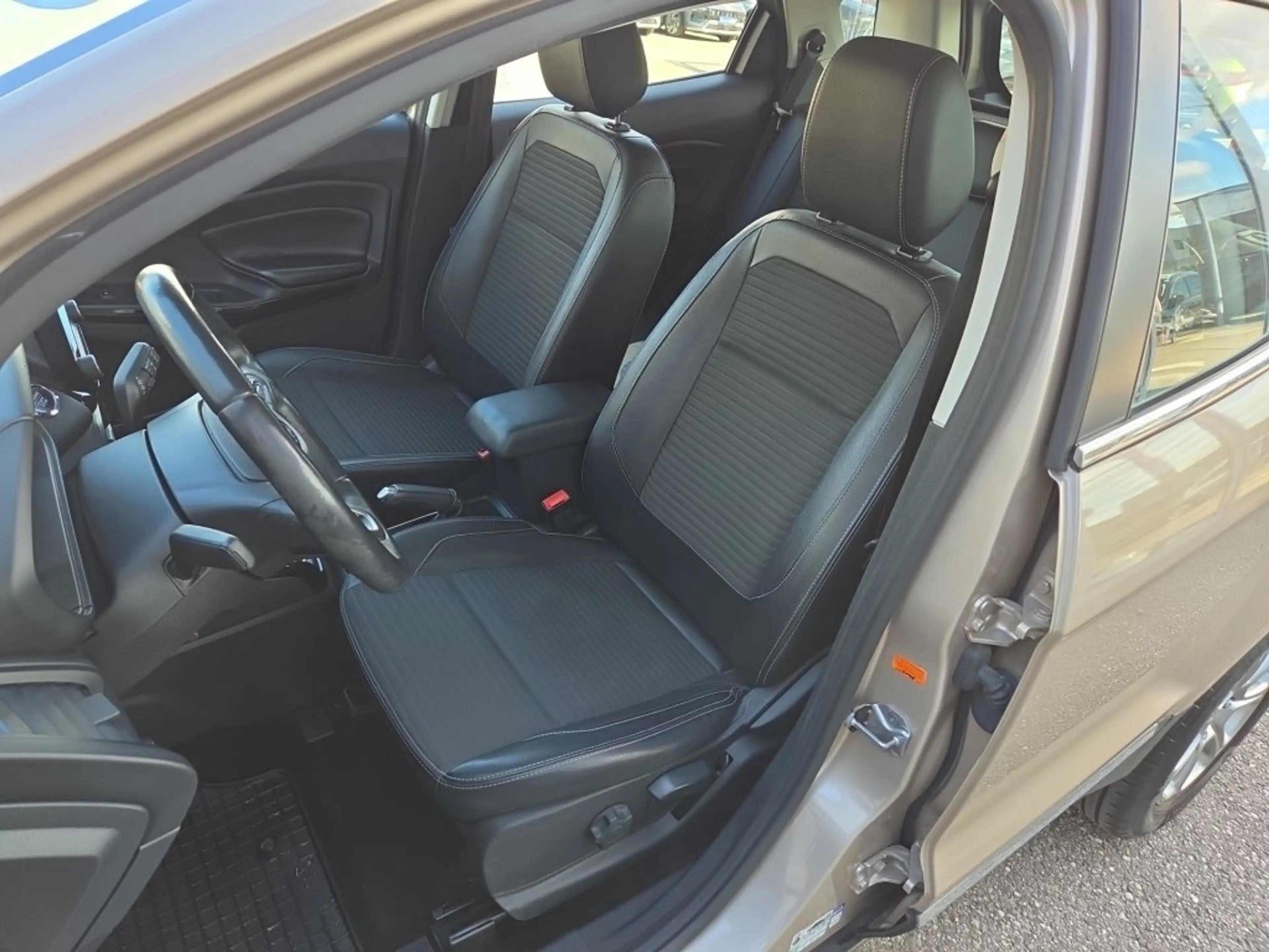 Ford EcoSport 1,0 EcoBoost Titanium — photo 11