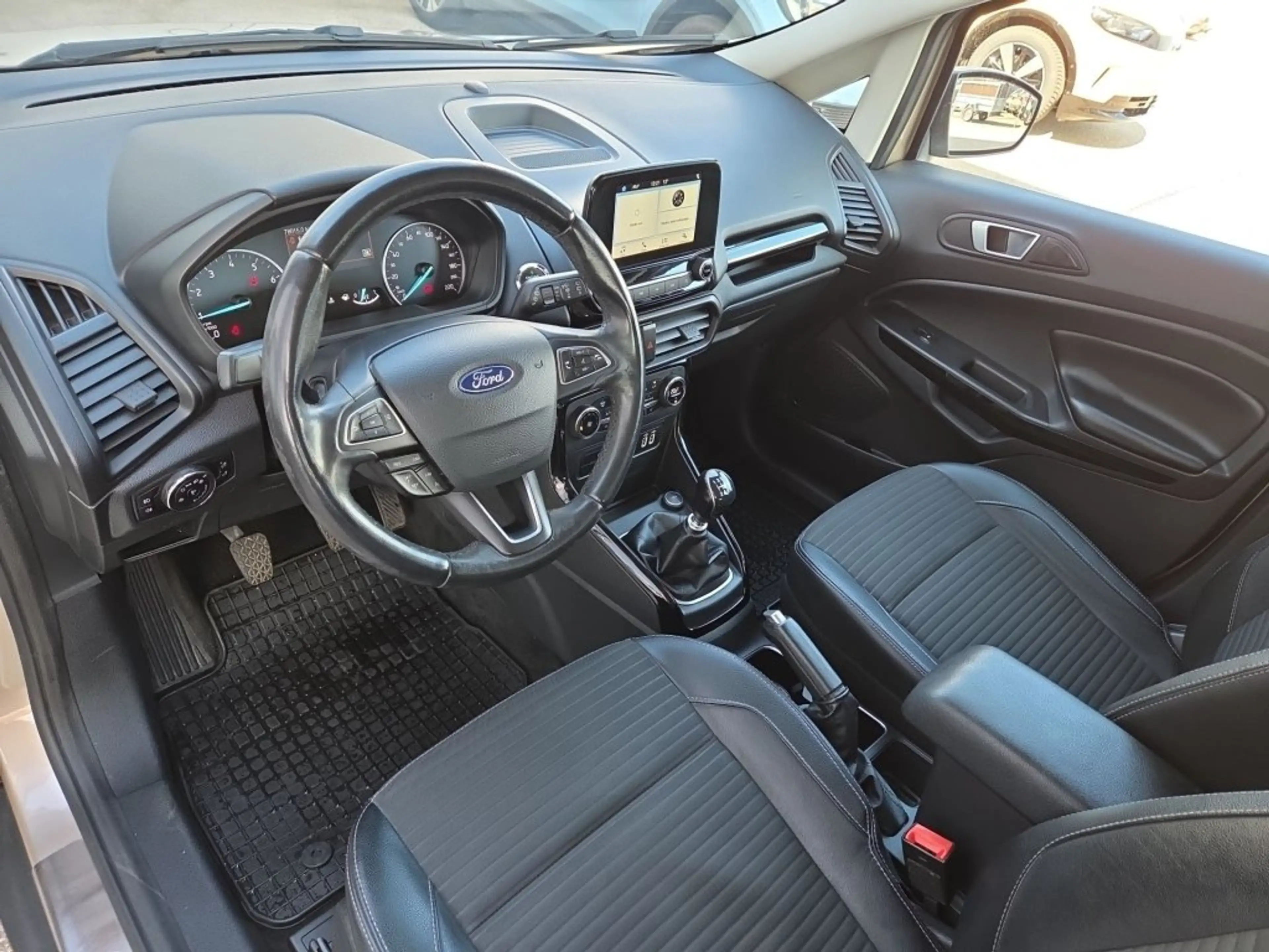 Ford EcoSport 1,0 EcoBoost Titanium — photo 12