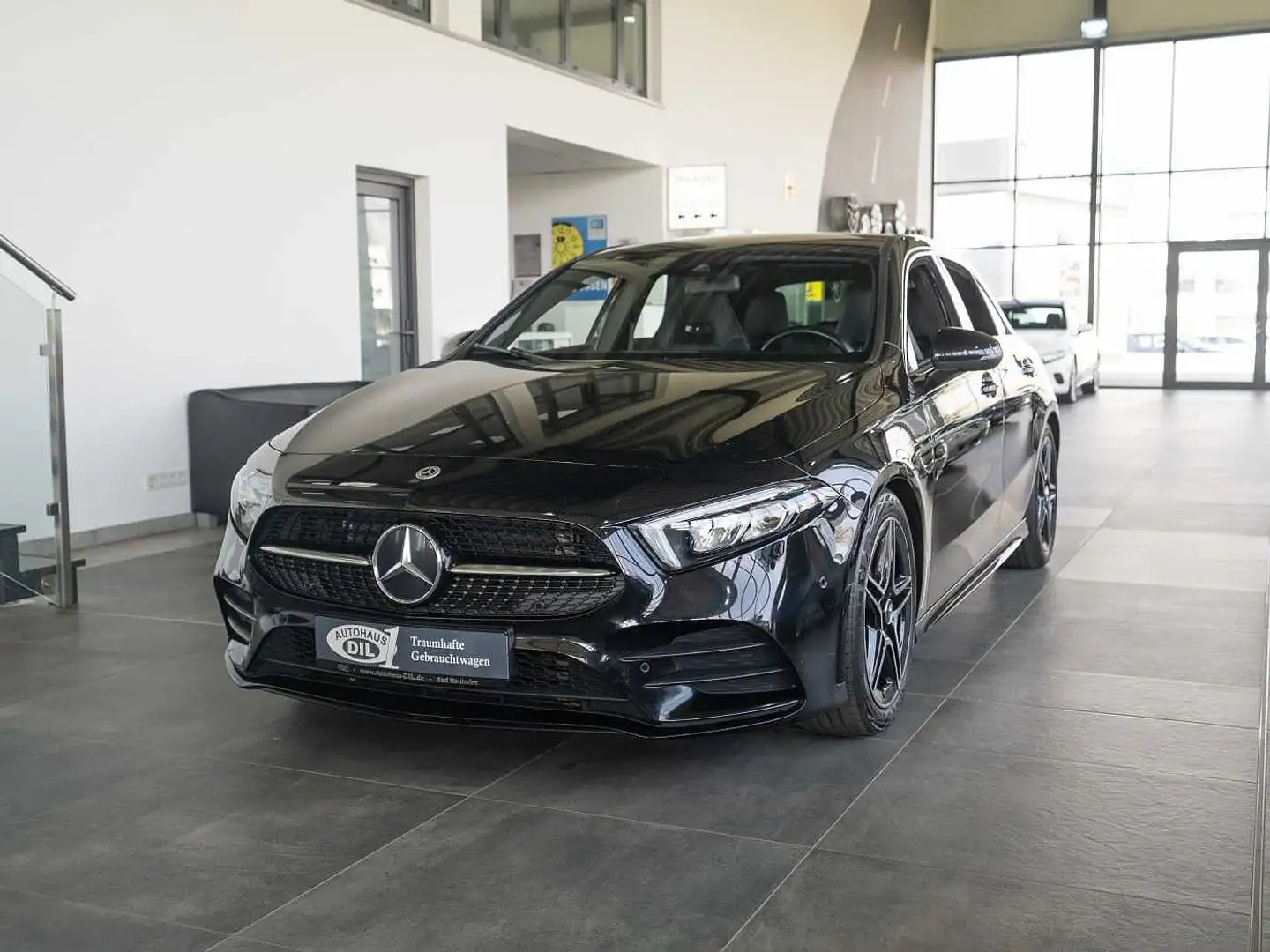 Mercedes-Benz A 200 d 4Matic AMG Line *Night*Ambiente*1.Hd.* Zwart - 2