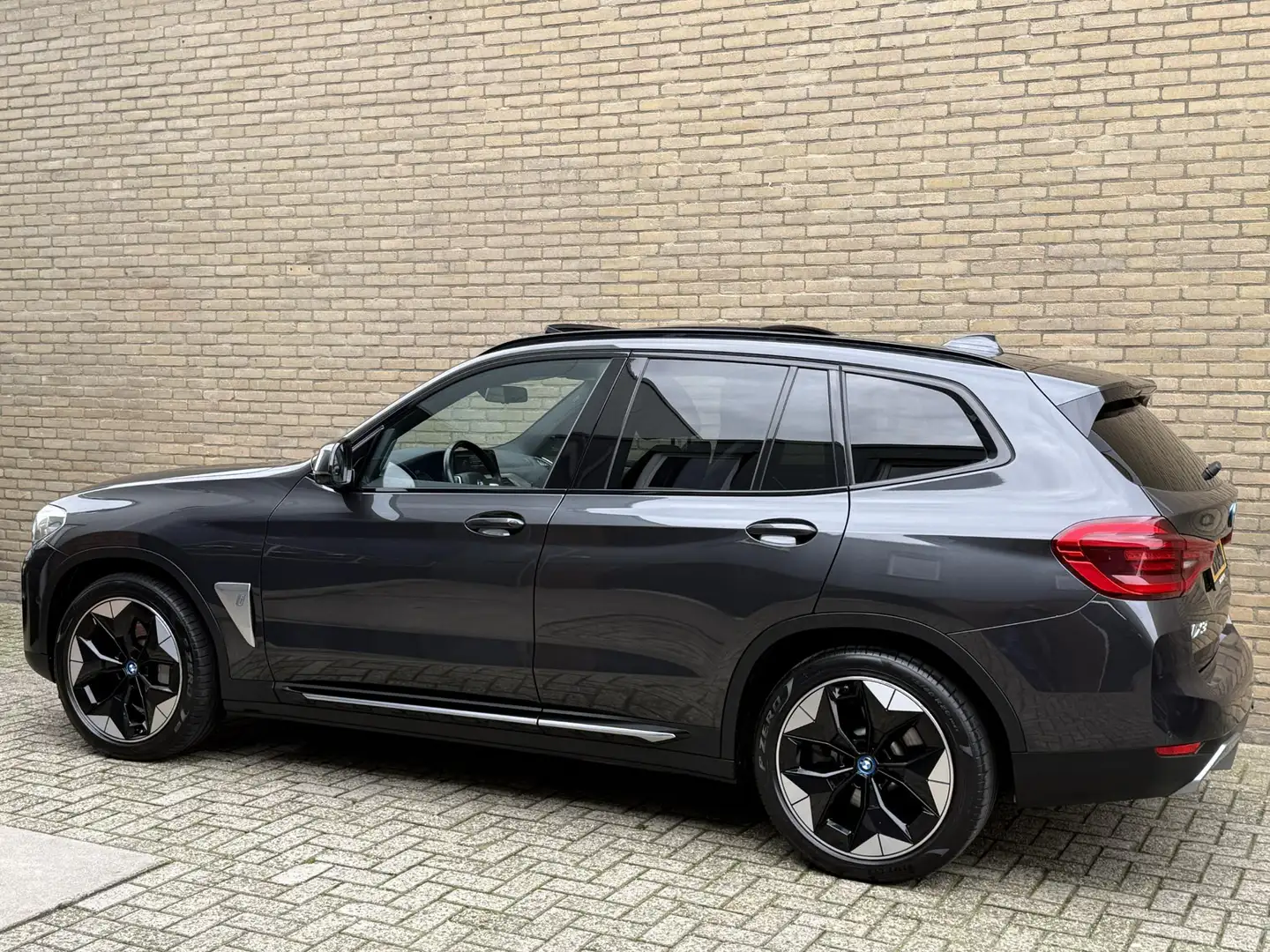 BMW iX3 High Executive 80kWh | 99% SOH | Panoramadak | Led Grijs - 2