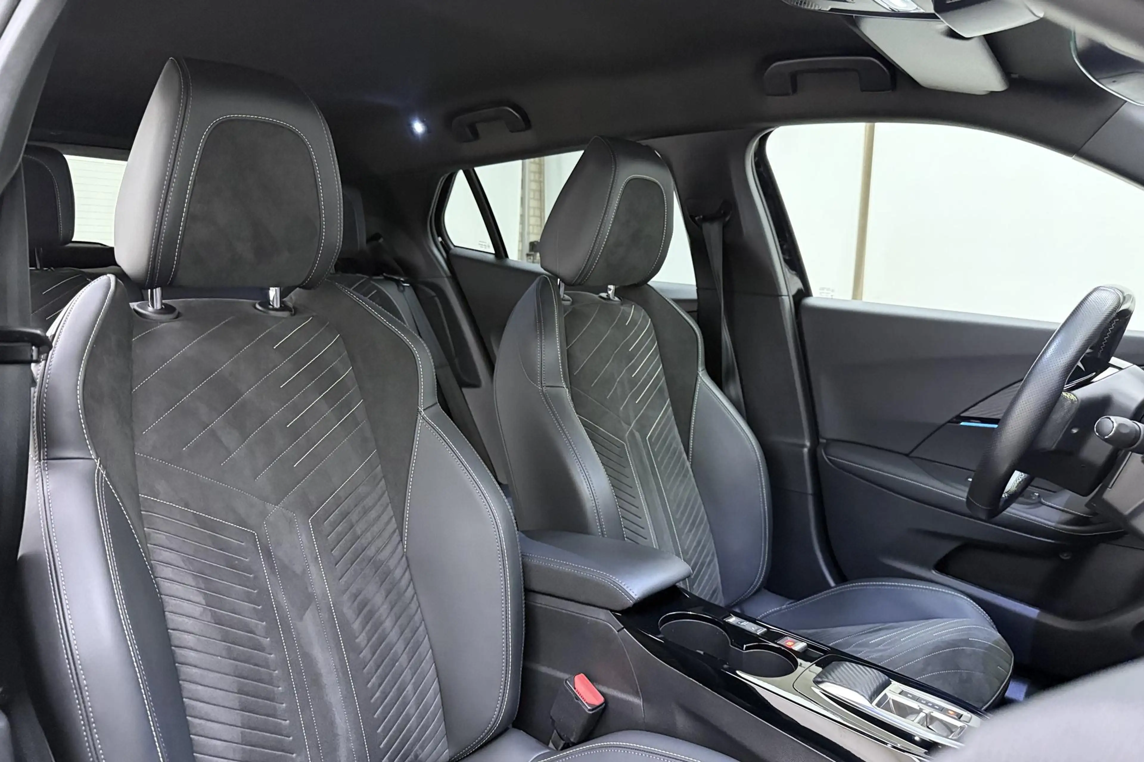 Peugeot e-2008 EV GT 54 kWh | Climate & Cruise Control | Navigati — photo 6
