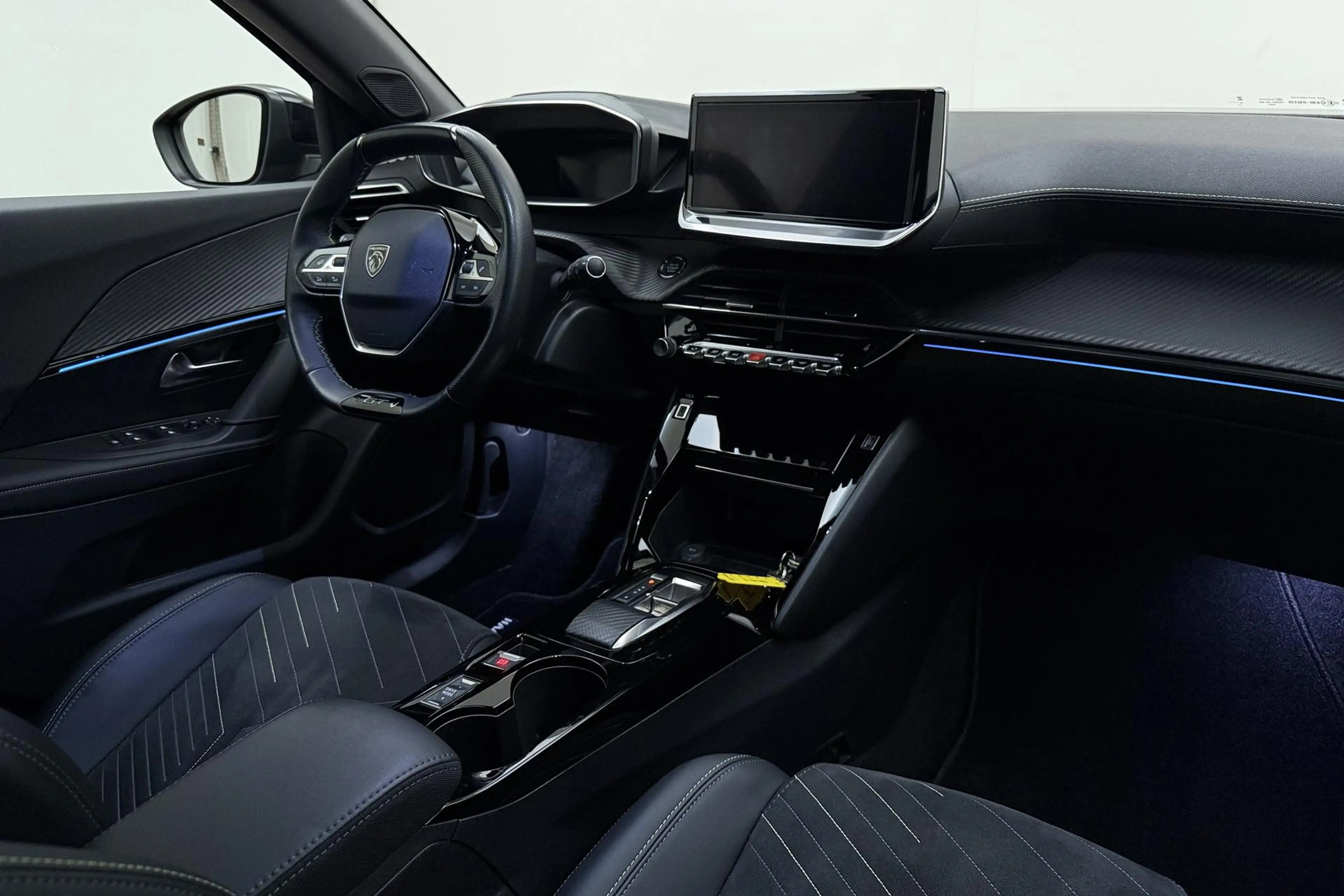 Peugeot e-2008 EV GT 54 kWh | Climate & Cruise Control | Navigati — photo 5