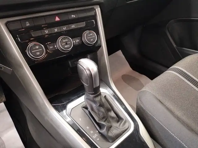 Volkswagen T-Roc view 13