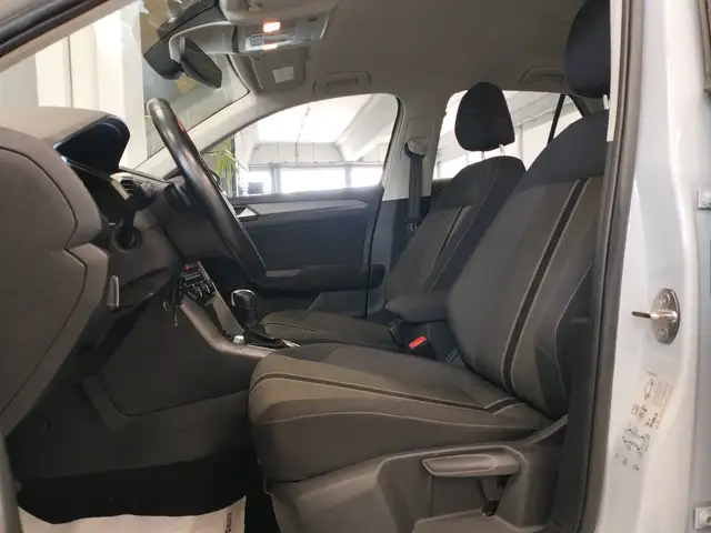 Volkswagen T-Roc view 9