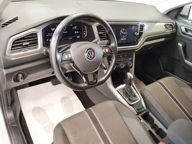 Volkswagen T-Roc view 8