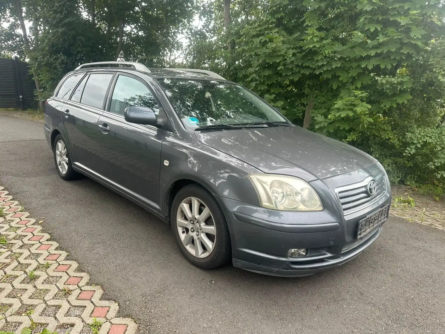 Toyota Avensis Kombi 1.8 Sol Grau - 1