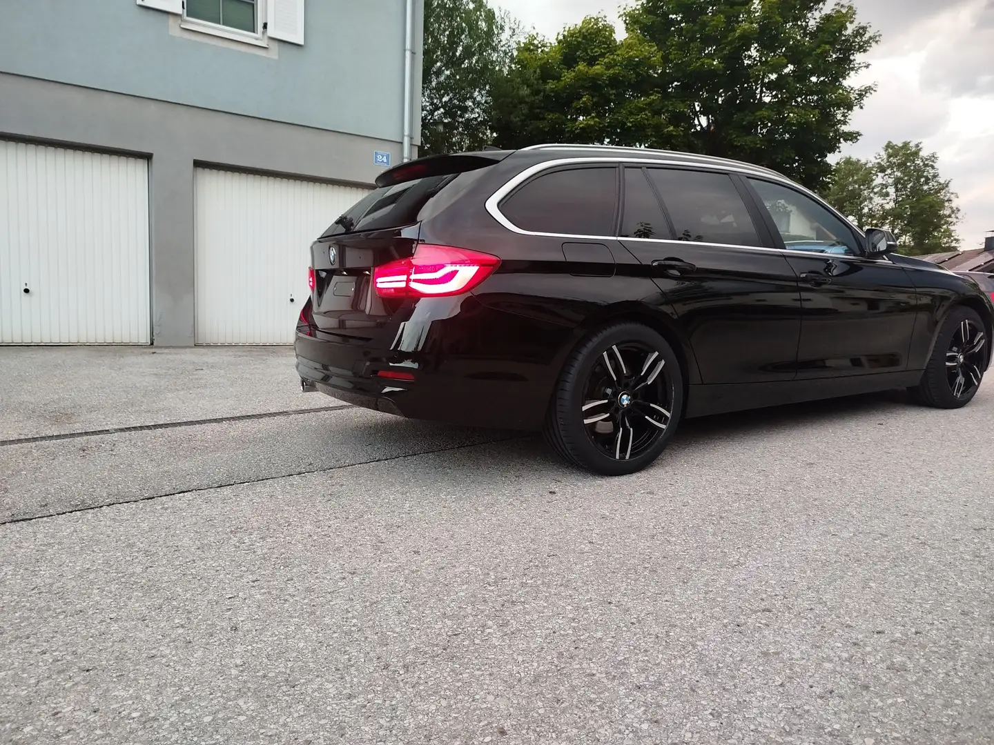 BMW 330 330d Touring xDrive Aut. Sport Line - 2