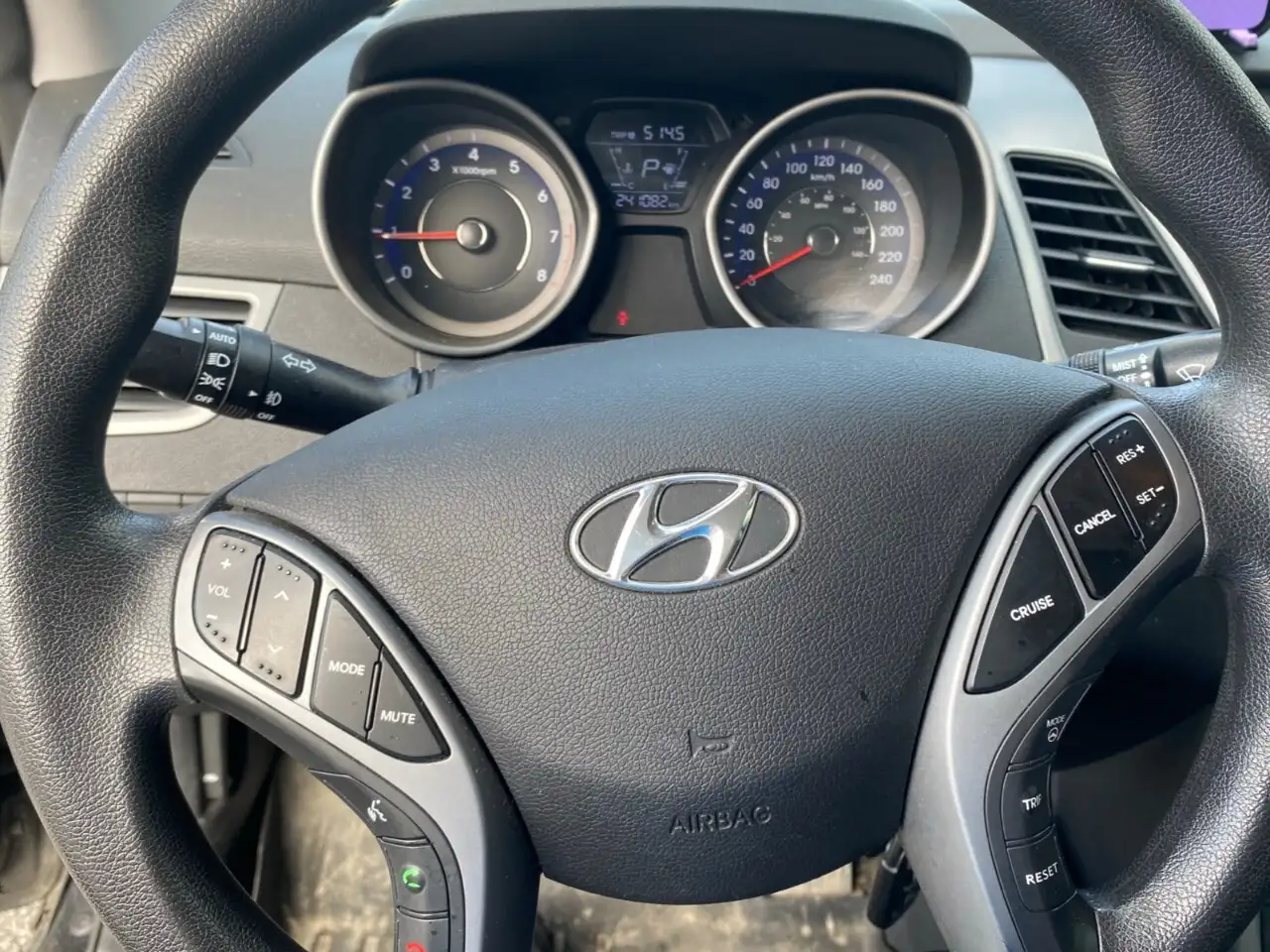 Hyundai ELANTRA photo Hyundai ELANTRA