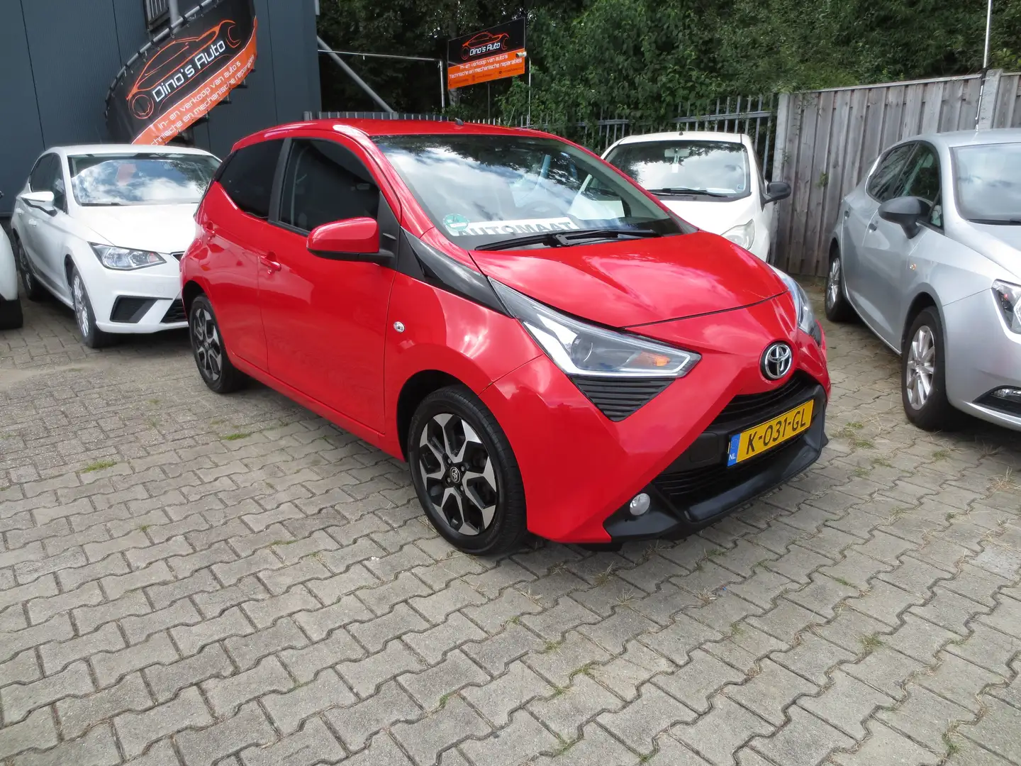 Toyota Aygo 1.0 VVT-i x-joy Automaat Czerwony - 1