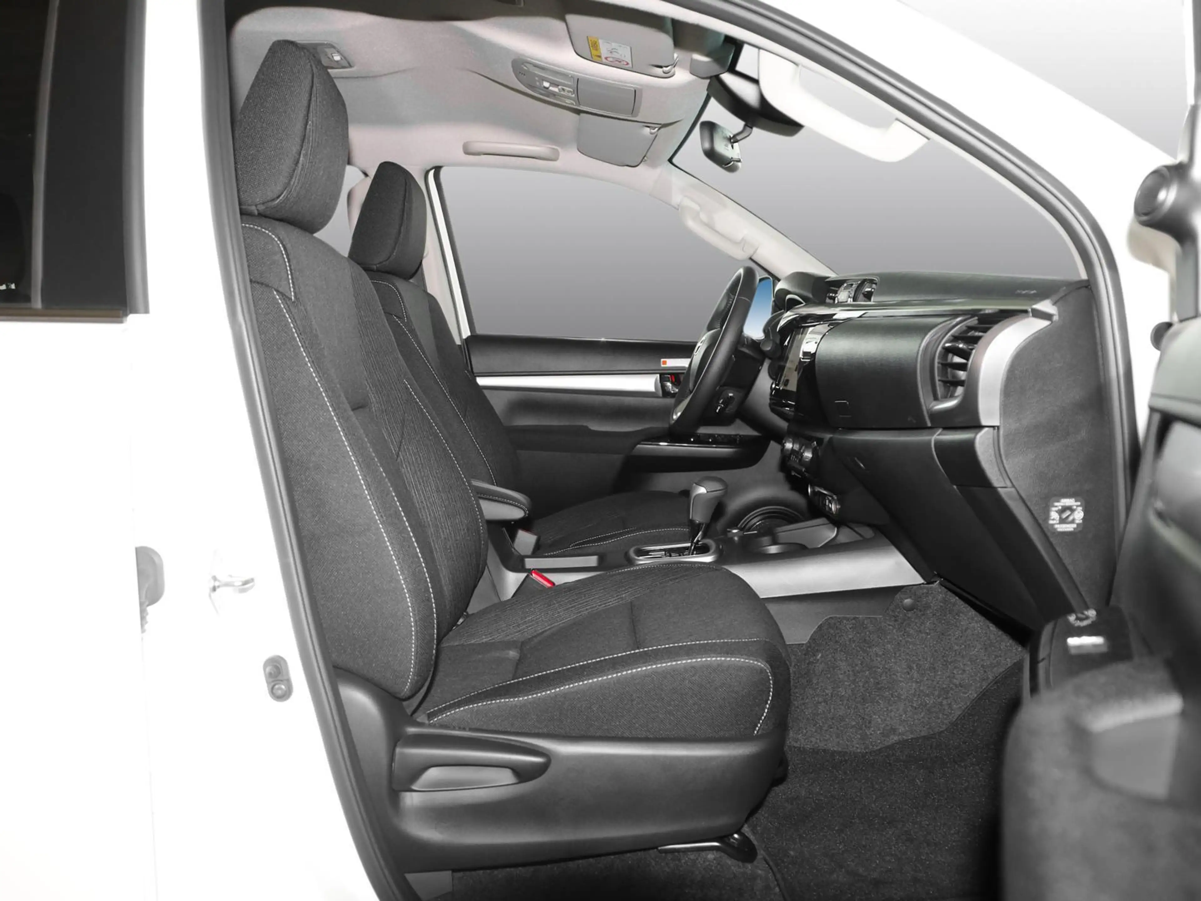 Toyota Hilux 2.8 MHEV Double Cab Comfort 4x4 AHK 8-fach — photo 6