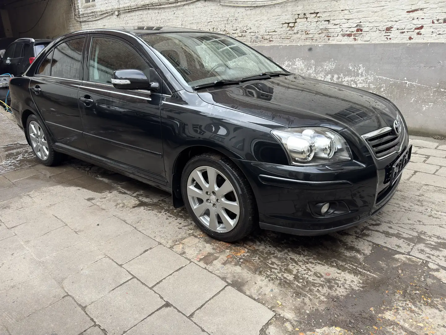 Toyota Avensis 2.0 VVT-i Executive Schwarz - 2