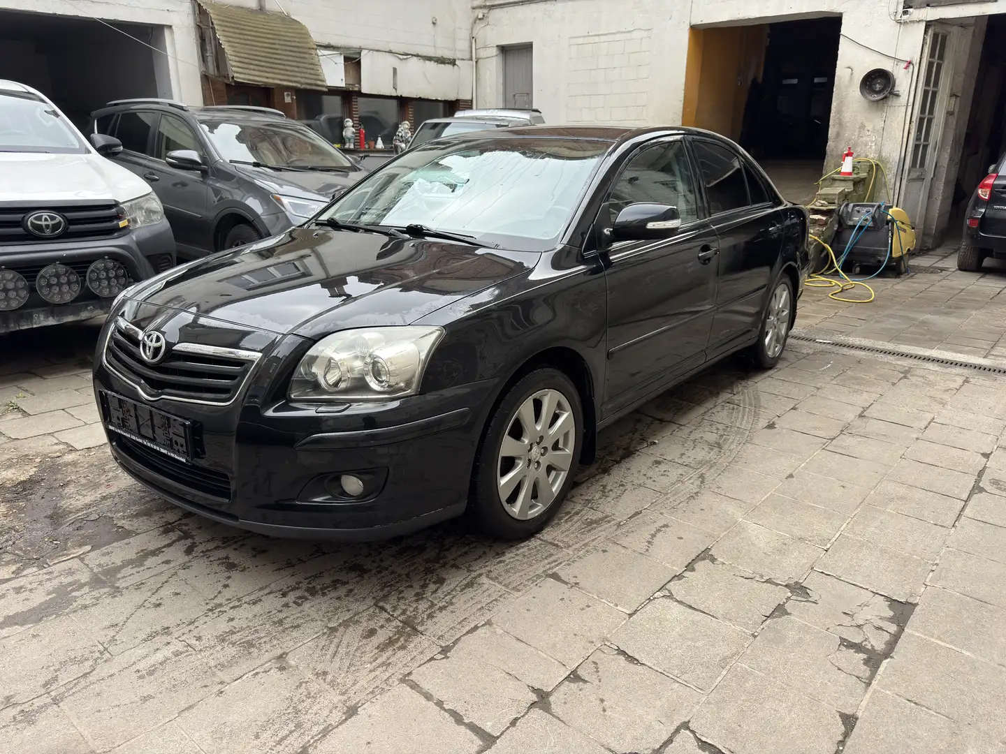 Toyota Avensis 2.0 VVT-i Executive Schwarz - 1
