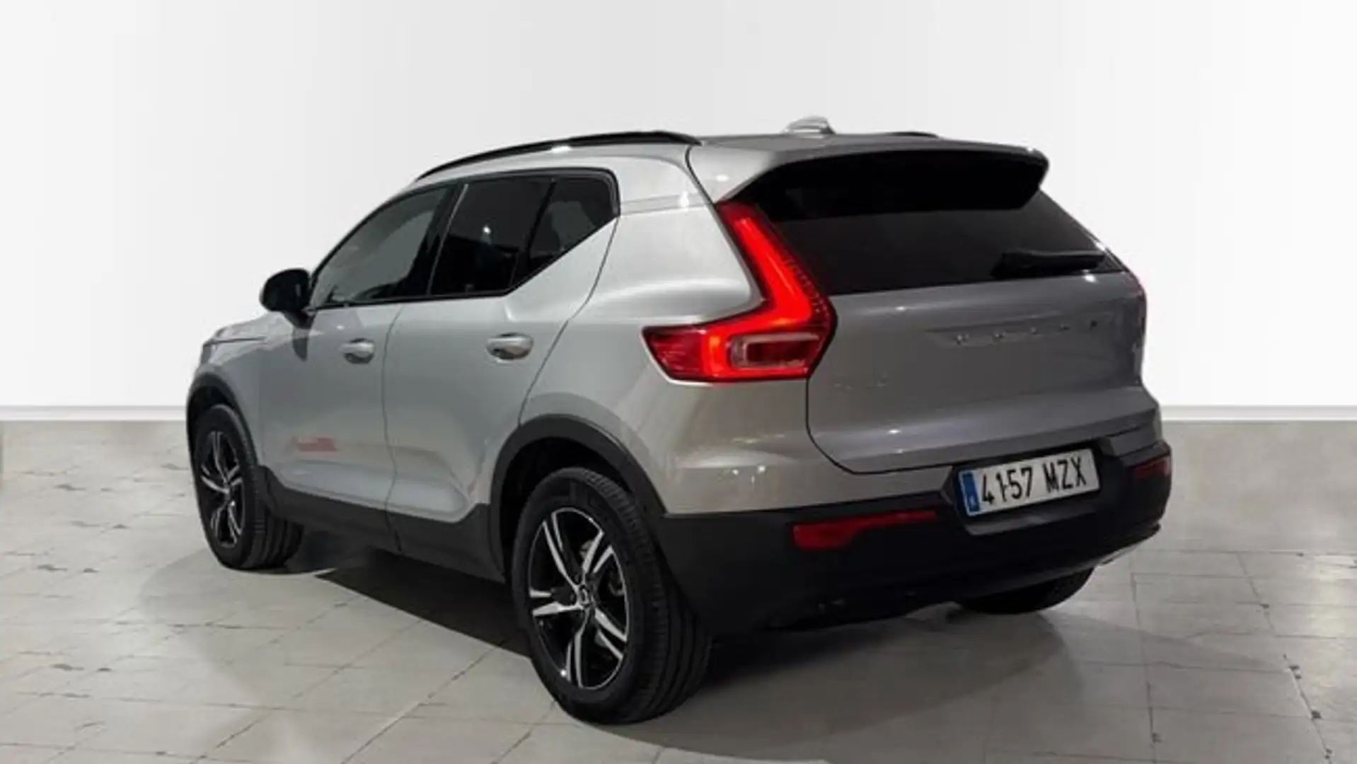 Volvo XC40 Plus, B3 Mild hybrid, Gasolina, Dark Plateado - 2