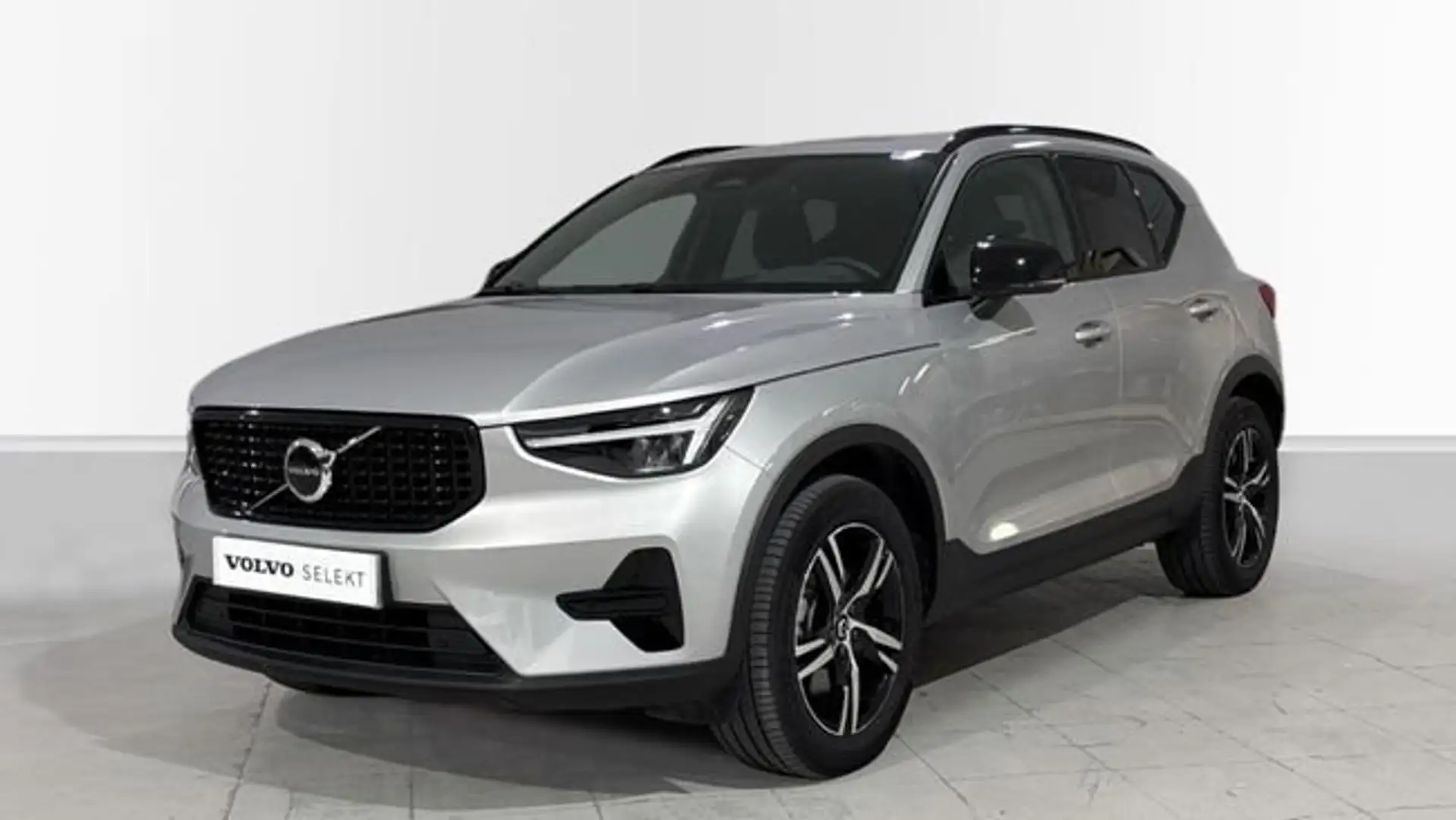 Volvo XC40 Plus, B3 Mild hybrid, Gasolina, Dark Plateado - 1
