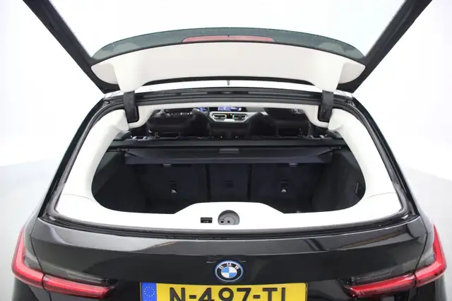BMW 3 Series view 11