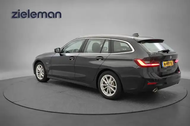 BMW 3 Series view 3