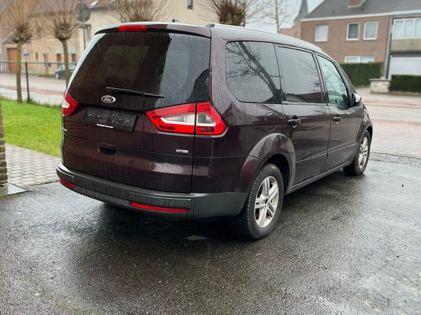 Ford Galaxy II 2.0 Met roze papier - 2