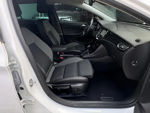 Opel Astra view 8