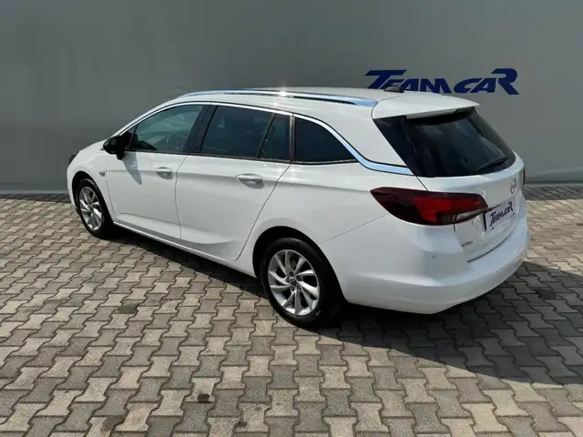 Opel Astra view 3