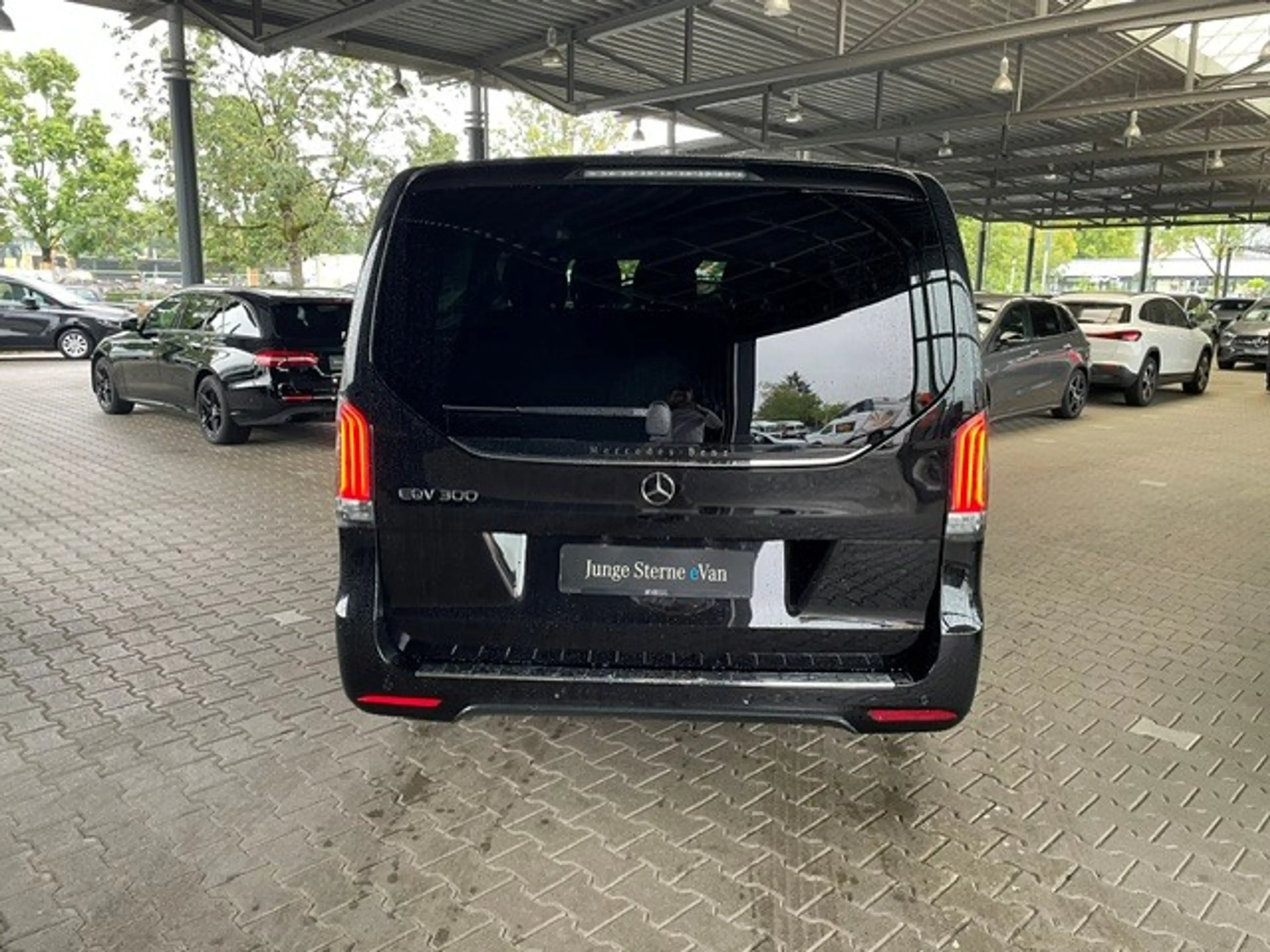 Mercedes-Benz EQV 300 EXTRALANG/AMG/AIRMATIC/MBUX/360°/DISTRONIC/LEDER — photo 7