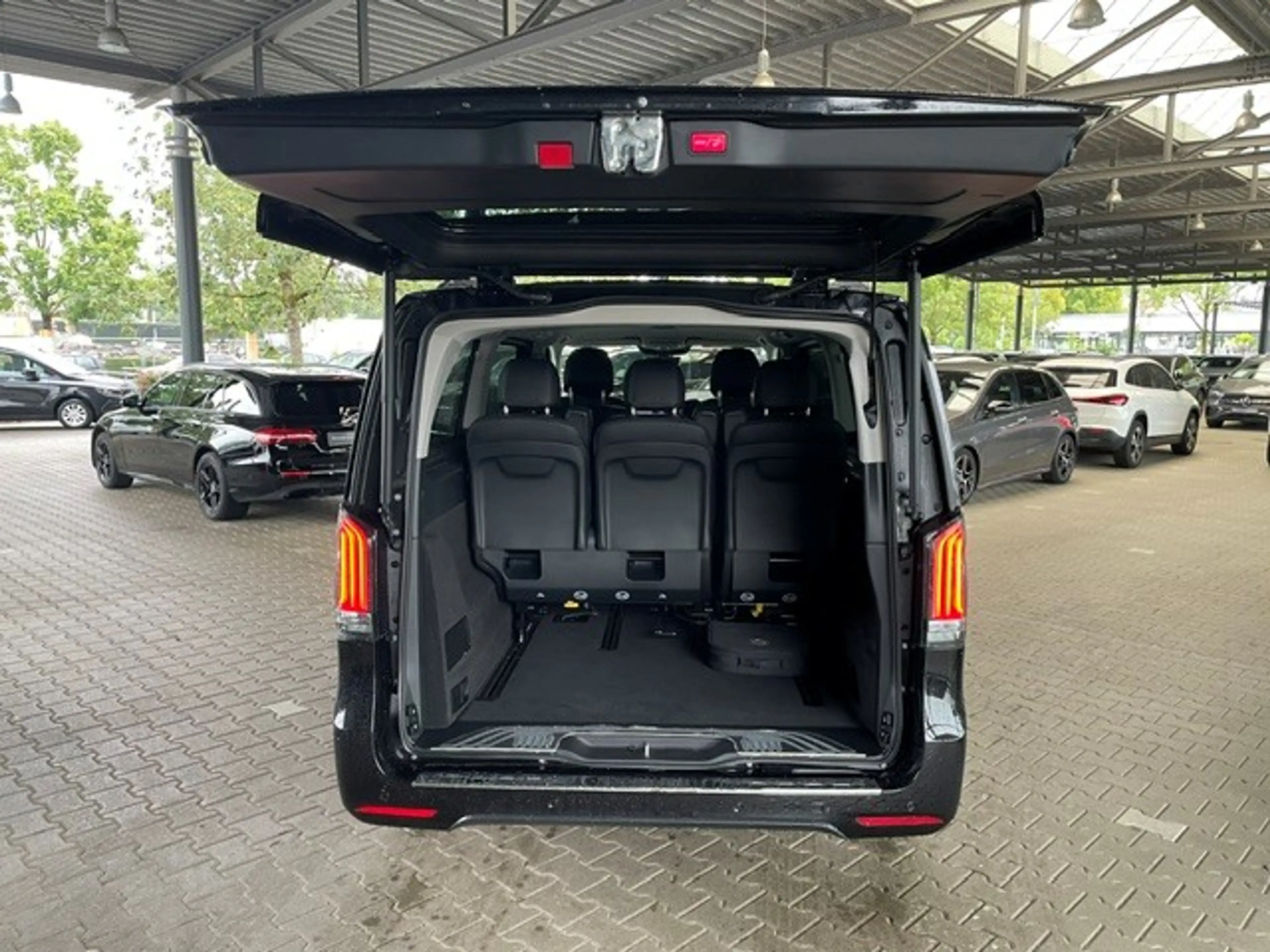 Mercedes-Benz EQV 300 EXTRALANG/AMG/AIRMATIC/MBUX/360°/DISTRONIC/LEDER — photo 8