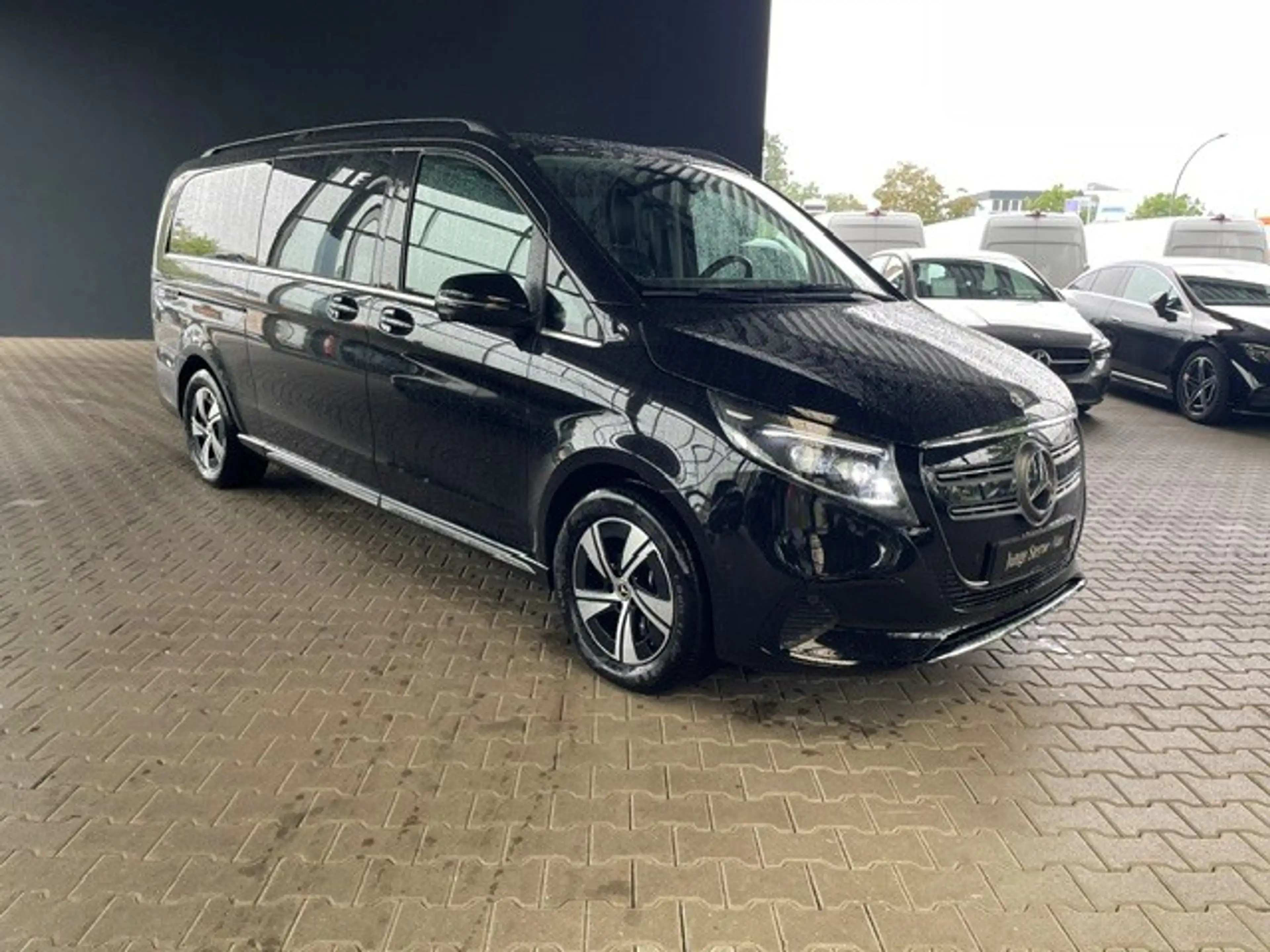 Mercedes-Benz EQV 300 EXTRALANG/AMG/AIRMATIC/MBUX/360°/DISTRONIC/LEDER — photo 3