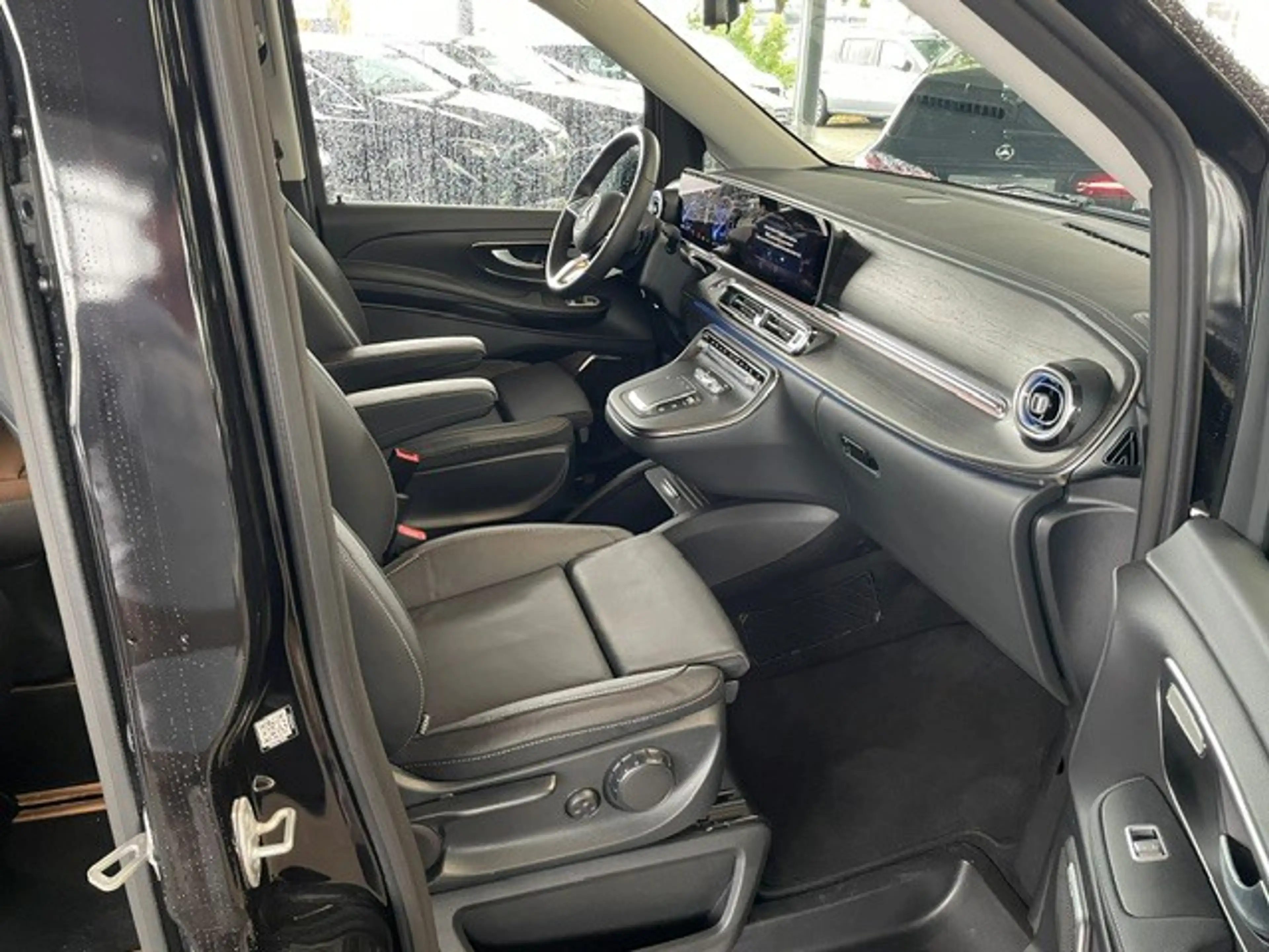 Mercedes-Benz EQV 300 EXTRALANG/AMG/AIRMATIC/MBUX/360°/DISTRONIC/LEDER — photo 12