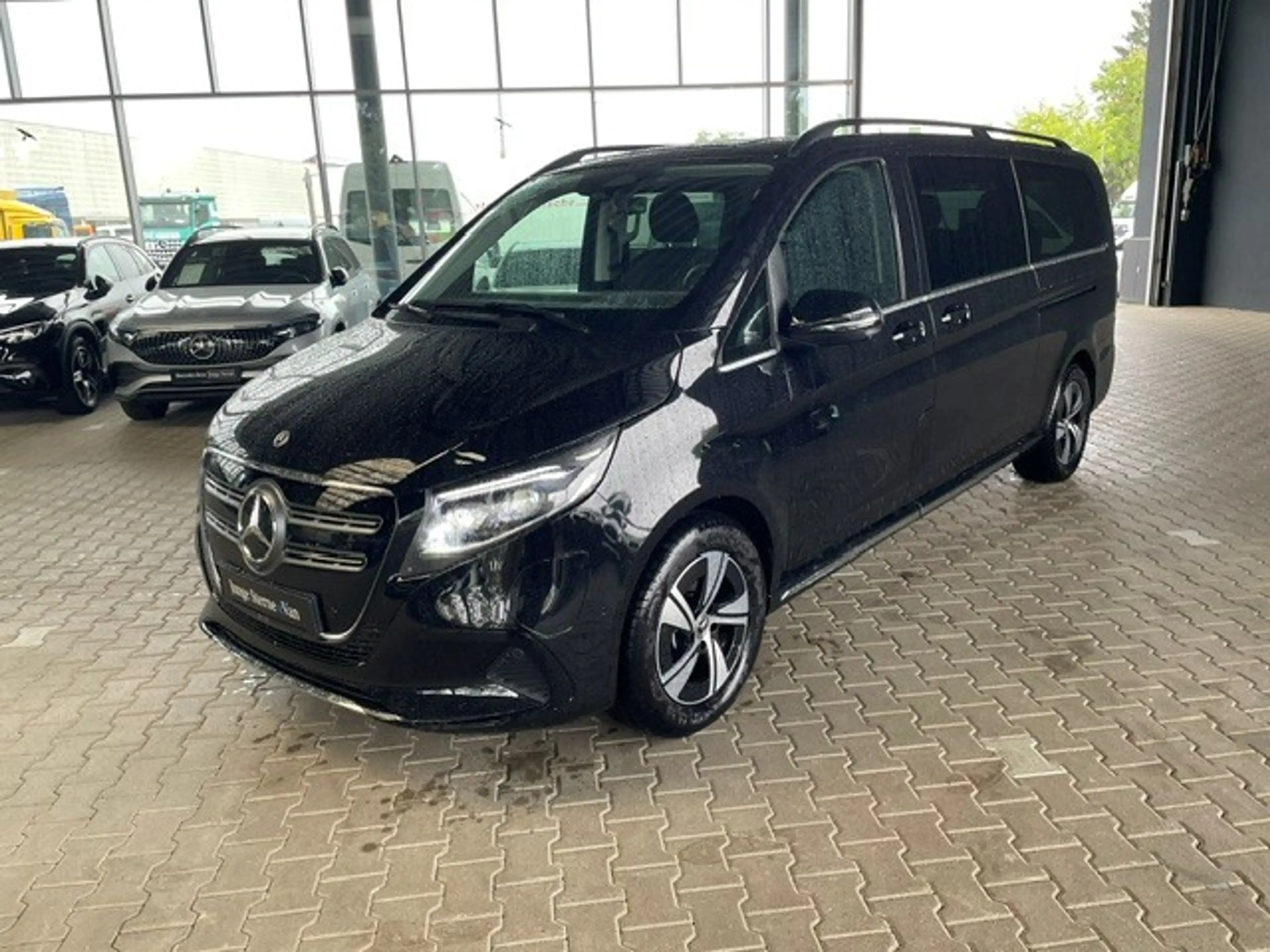 Mercedes-Benz EQV 300 EXTRALANG/AMG/AIRMATIC/MBUX/360°/DISTRONIC/LEDER — photo 4