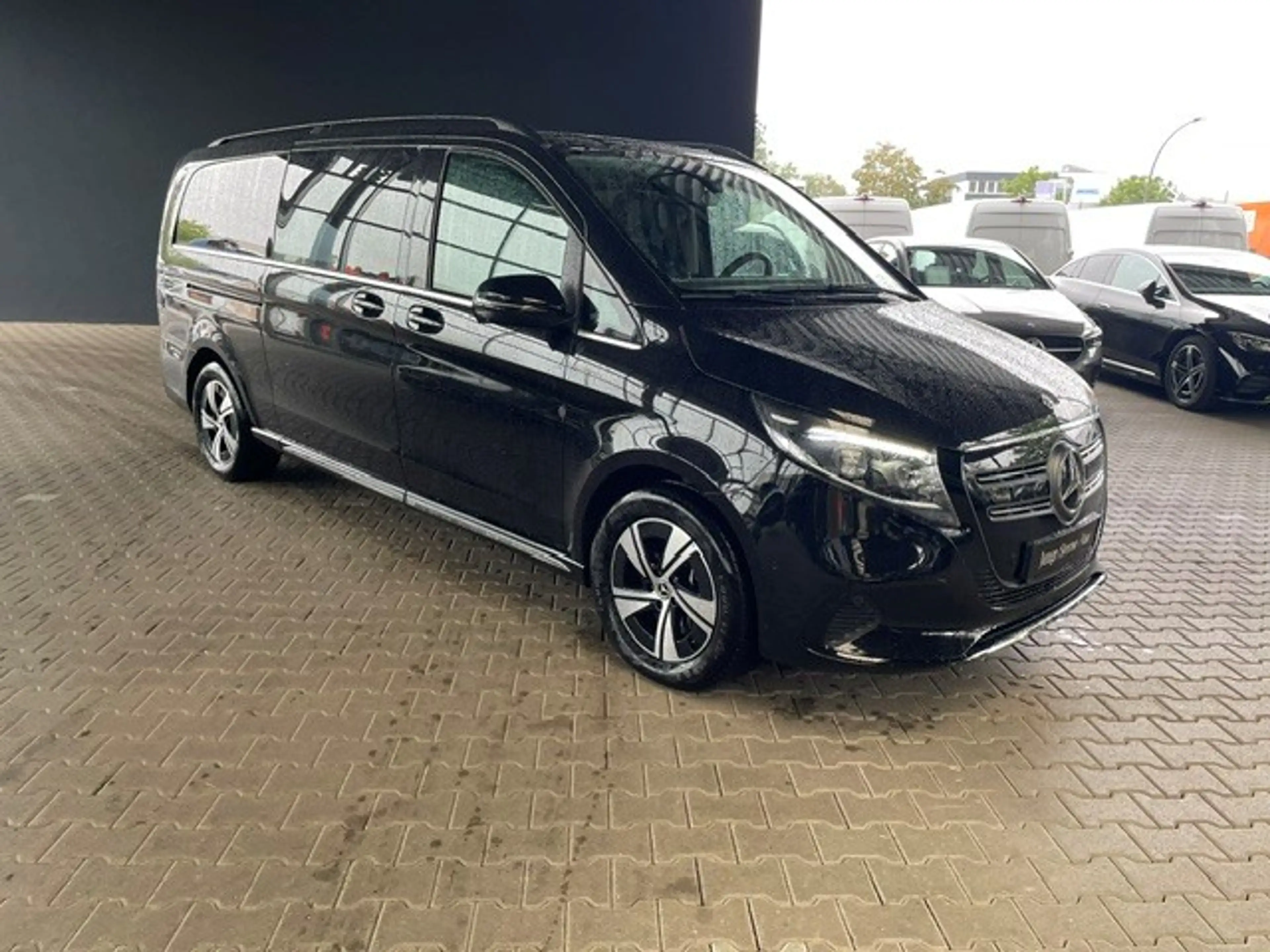 Mercedes-Benz EQV 300 EXTRALANG/AMG/AIRMATIC/MBUX/360°/DISTRONIC/LEDER — photo 2
