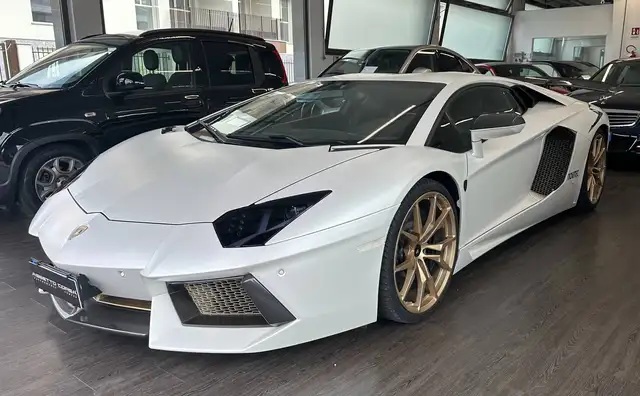 Lamborghini Aventador view 3