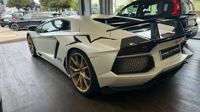 Lamborghini Aventador view 5