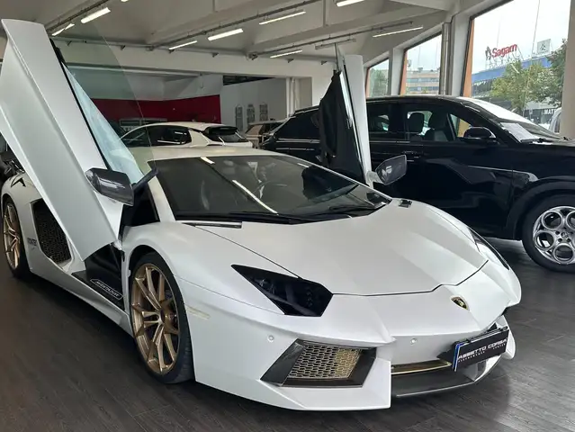 Lamborghini Aventador view 7