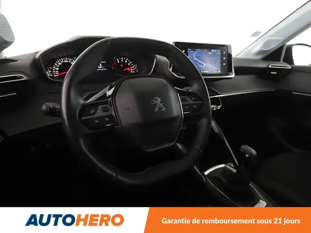 Peugeot 208 view 11