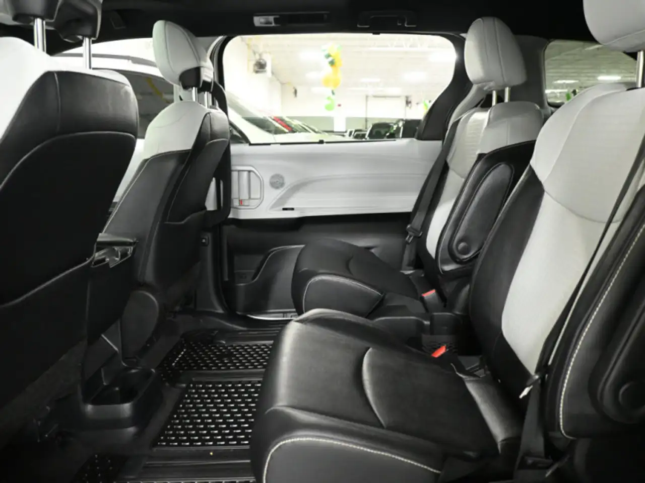 Toyota Sienna снимка Toyota Sienna