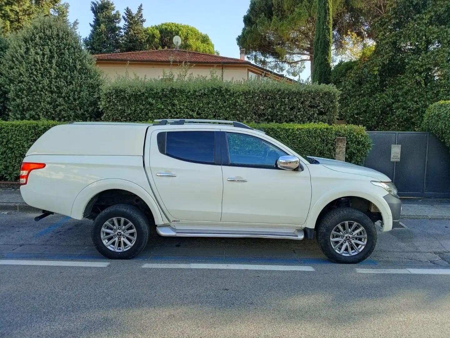 Mitsubishi L200 L200 d.cab 2.4d Intense DiamondPack 4wd 181cv Alb - 2