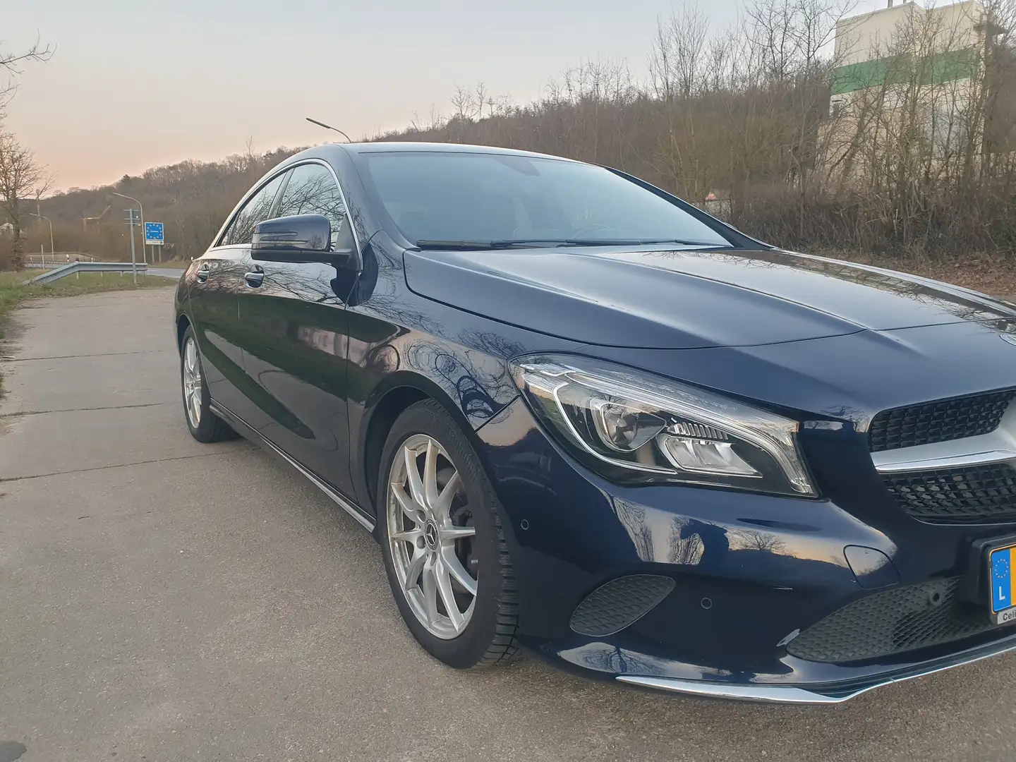 Mercedes-Benz CLA 200 CLA Shooting Brake 200 d Peak Edition Bleu - 1