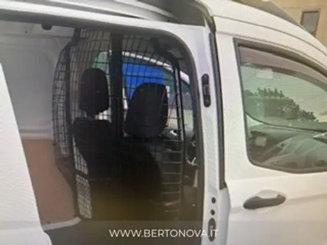 Ford Transit Courier view 7