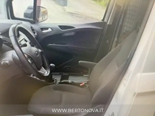 Ford Transit Courier view 9
