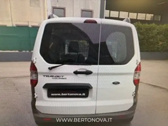 Ford Transit Courier view 2